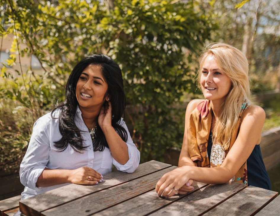 莎拉博士(右)和一旁的醫生友人在2017年成立「Hanx」情趣用品品牌。(翻攝Dr. Sarah Welsh twitter)