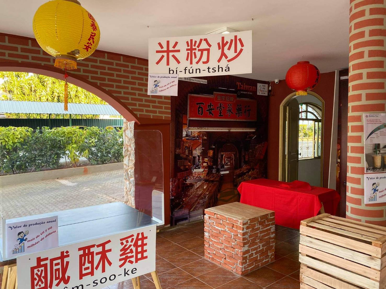 雙十節將至，巴西代表處特別設置經貿展示空間，向國外友人顯示台灣經貿及文創力。（讀者提供）