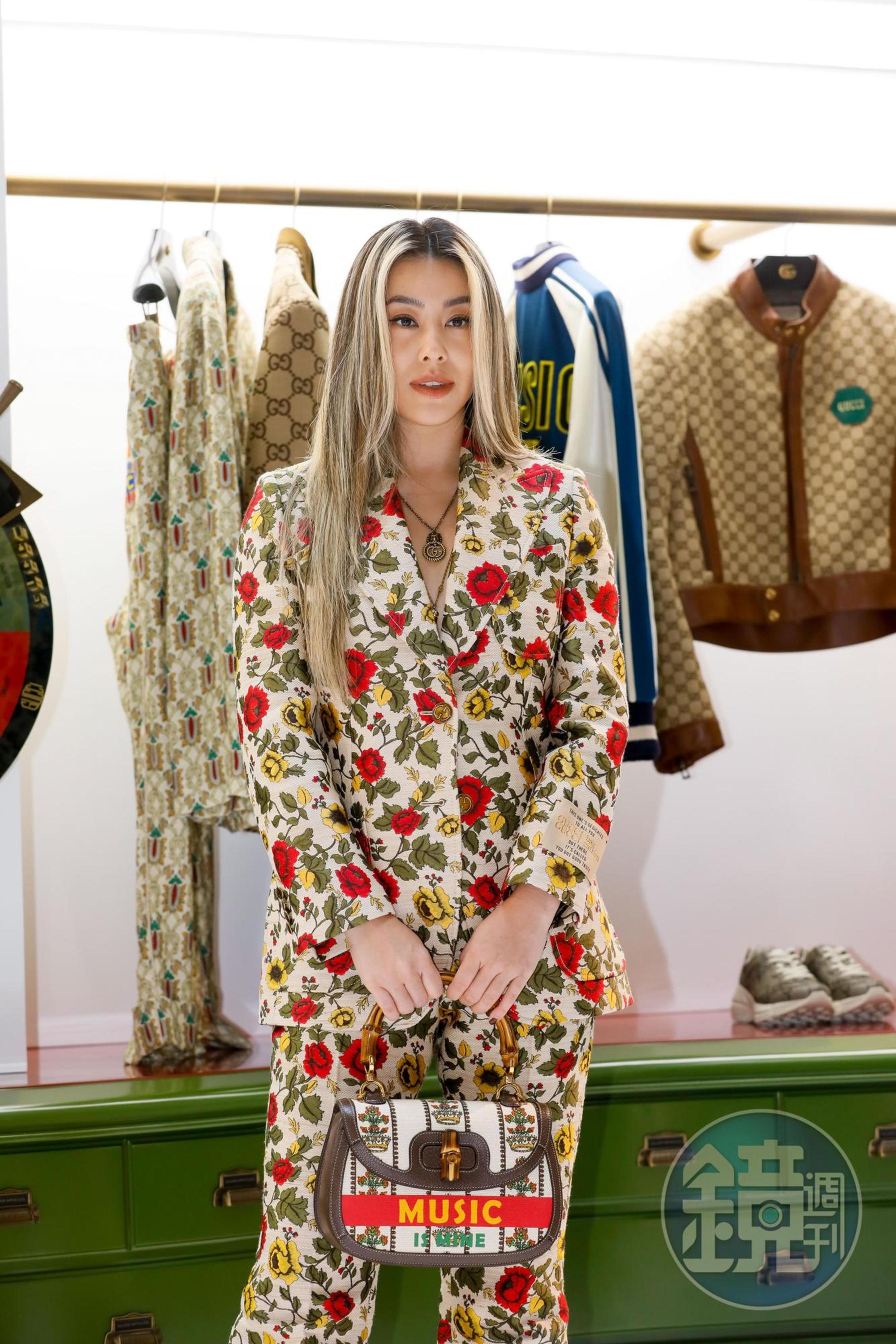 蔡詩芸穿著GUCCI花卉印花外套（NT$130,000），手拿竹結包（NT$119,000）現身快閃店開幕。