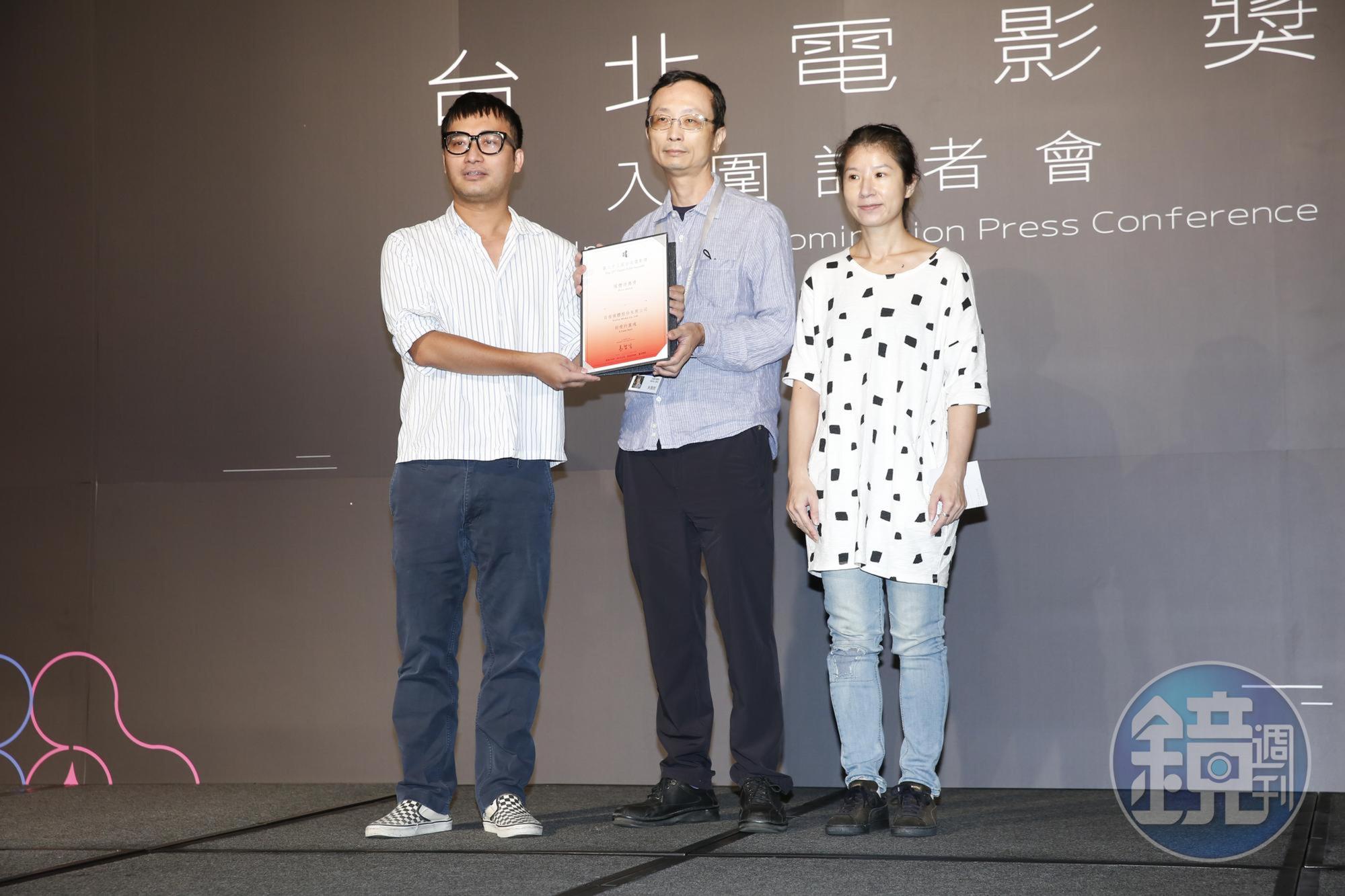 「媒體推薦獎」由《聯合報》記者陳建嘉(左起)頒獎給《削瘦的靈魂》給朱賢哲、目宿媒體行銷代表劉怡芬。