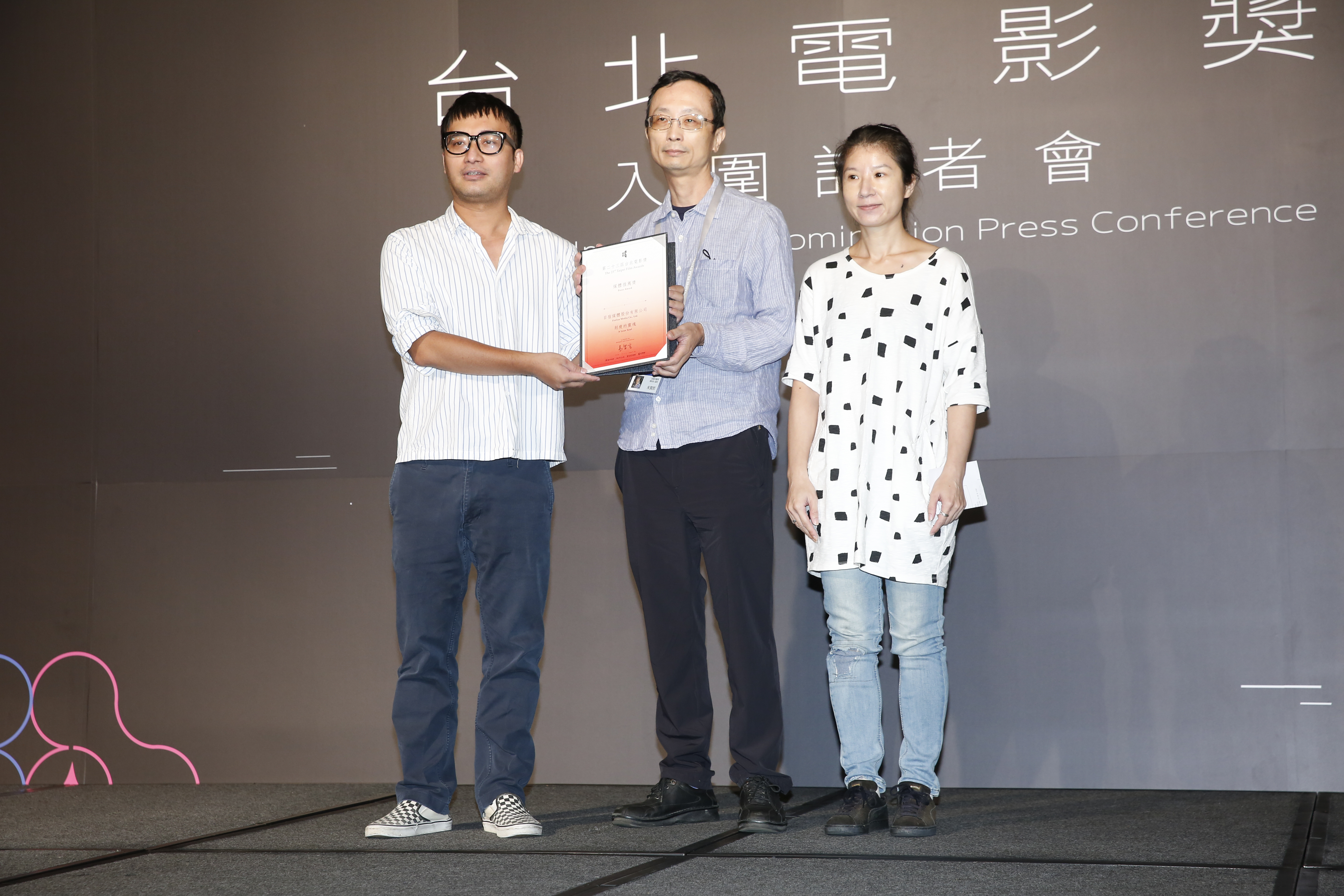 「媒體推薦獎」由《聯合報》記者陳建嘉(左起)頒獎給《削瘦的靈魂》給朱賢哲、目宿媒體行銷代表劉怡芬。