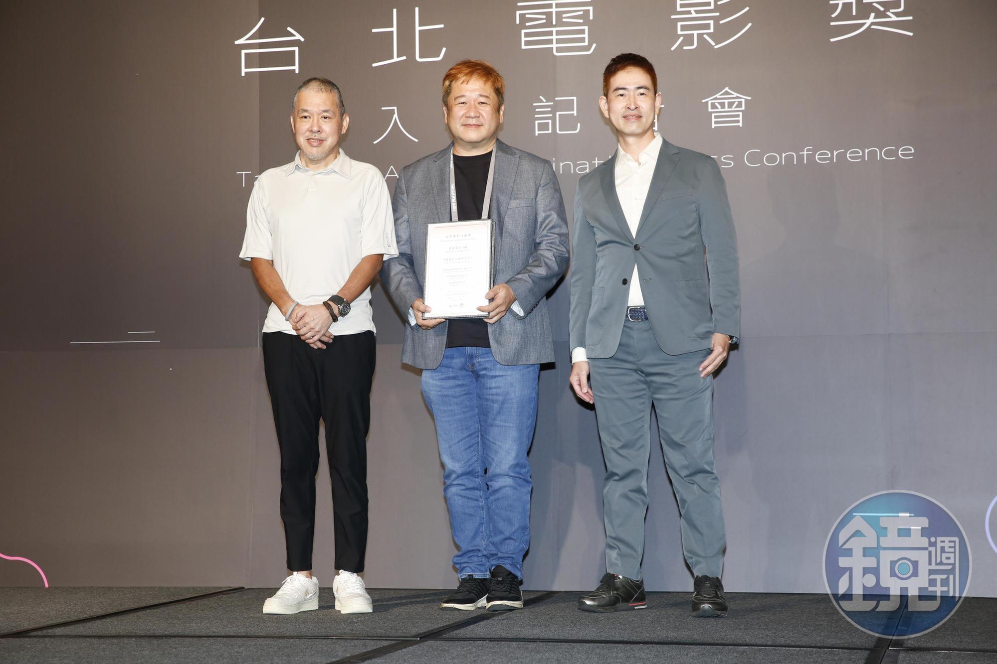 評審陳鴻元(左起)頒獎「最佳電影行銷」給《刻在你心底的名字》監製瞿友寧、美商索尼影業總經理余卜康。