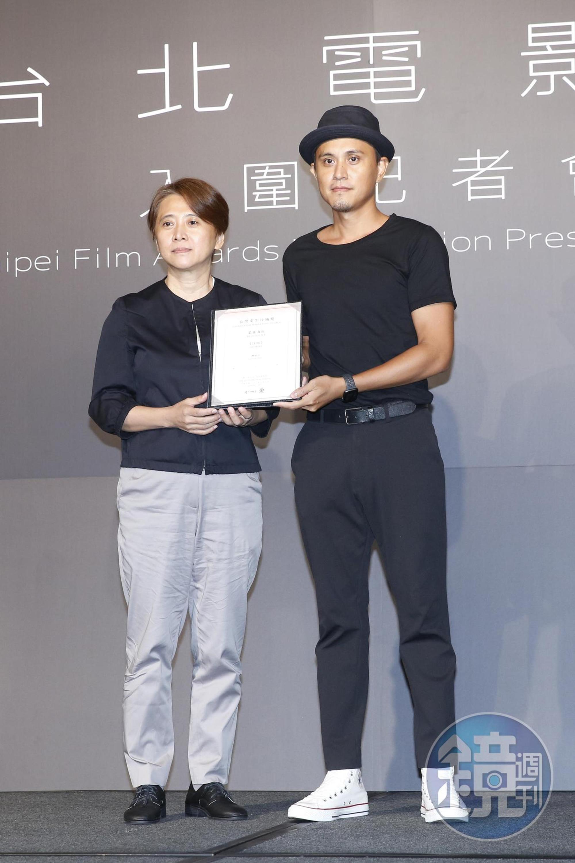 台北電影節總監李亞梅(左)頒獎給「最佳海報」《怪胎》設記者陳世川(右)。