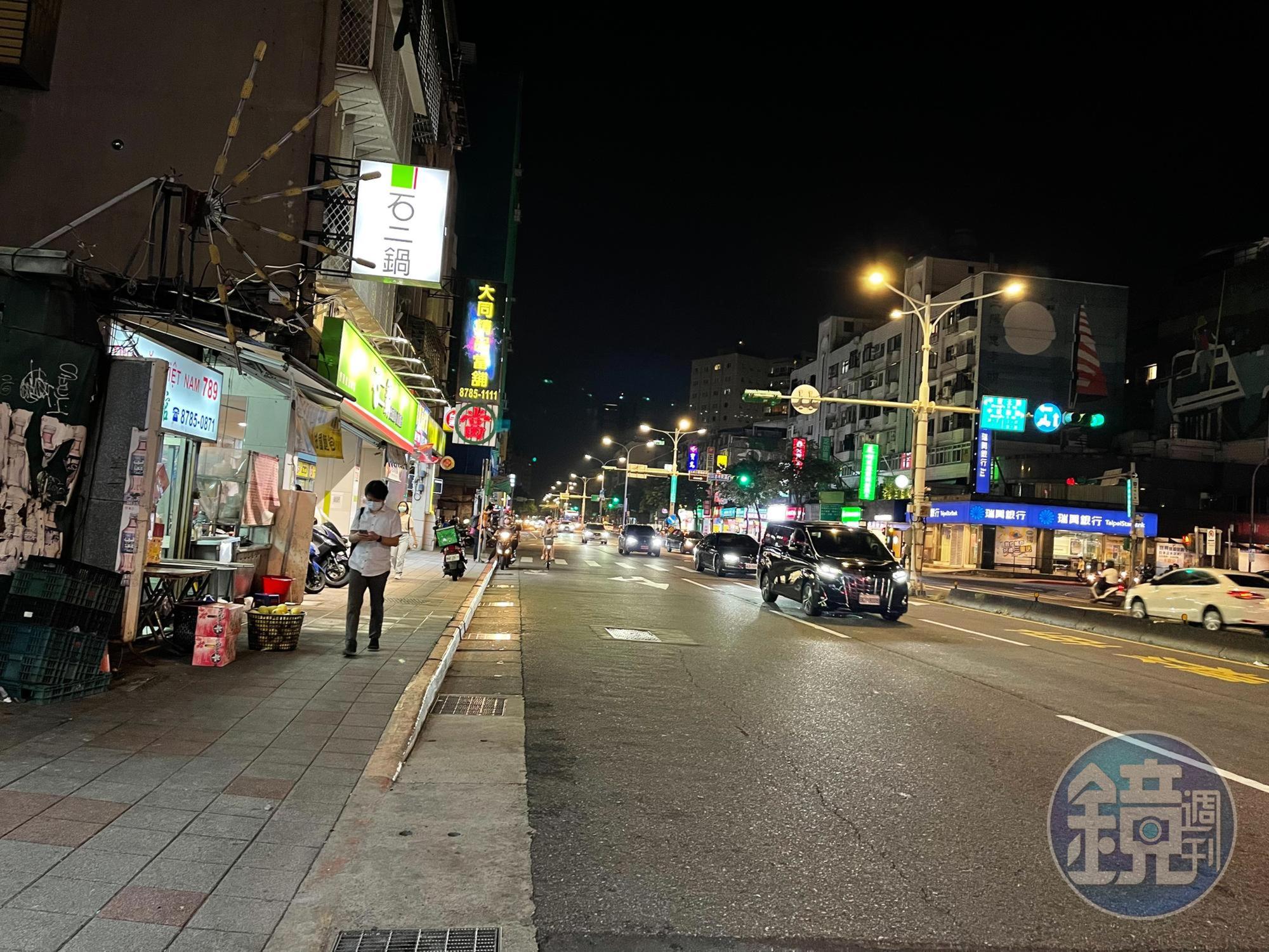 土地公廟位於忠孝東路五段旁，地價驚人。