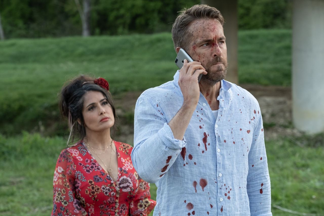 萊恩雷諾斯（右）又被迫成為莎瑪海耶克（左）的保鑣，又嗆又辣的她嘴砲程度不輸老公山謬傑克森。（海樂提供）