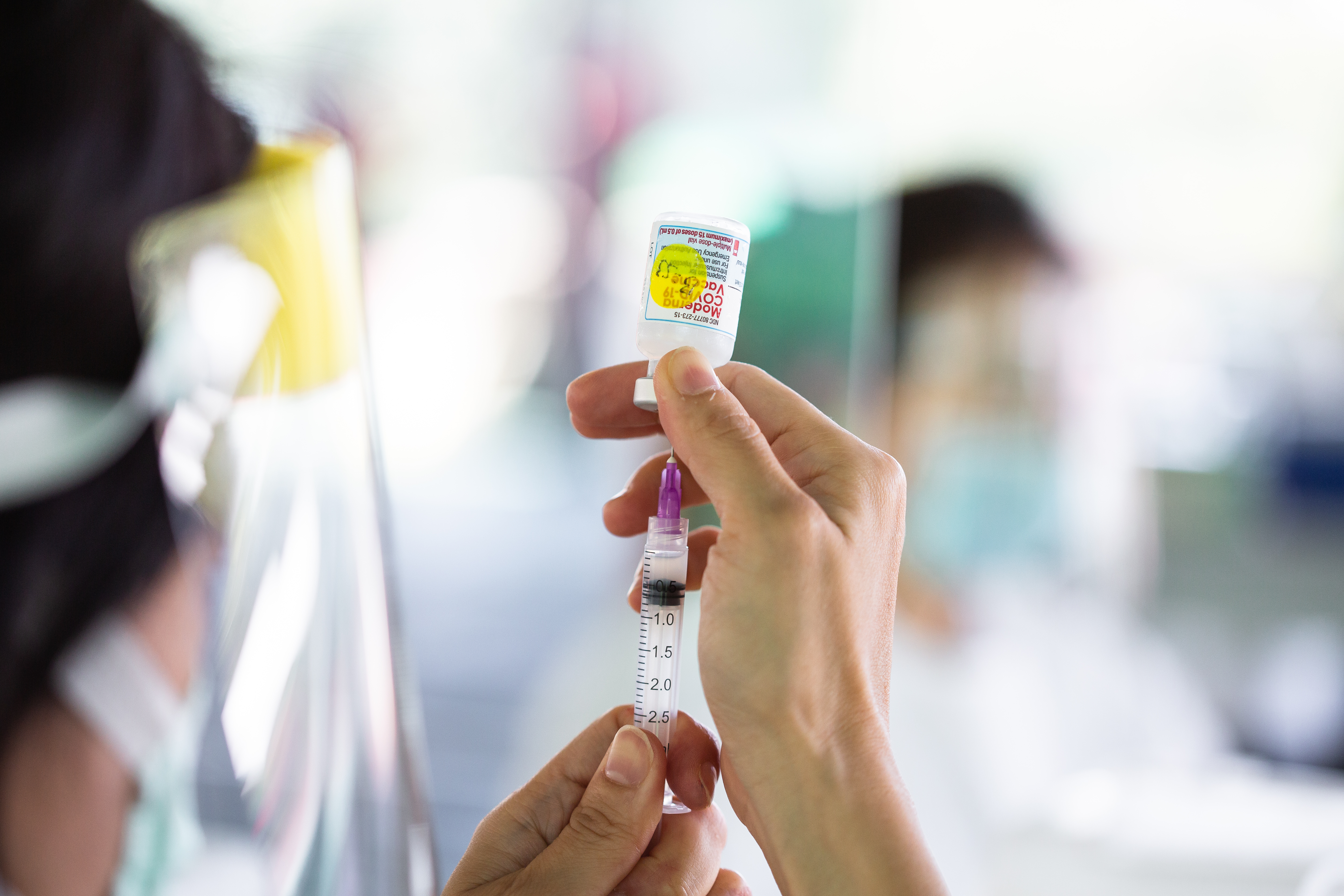 今（9日）晨我國自購之113.21萬劑莫德納疫苗抵台，此外昨日指揮中心也公布增加符合BNT疫苗第一劑及AZ疫苗第二劑接種資格對象；圖為莫德納疫苗。（本刊資料照）