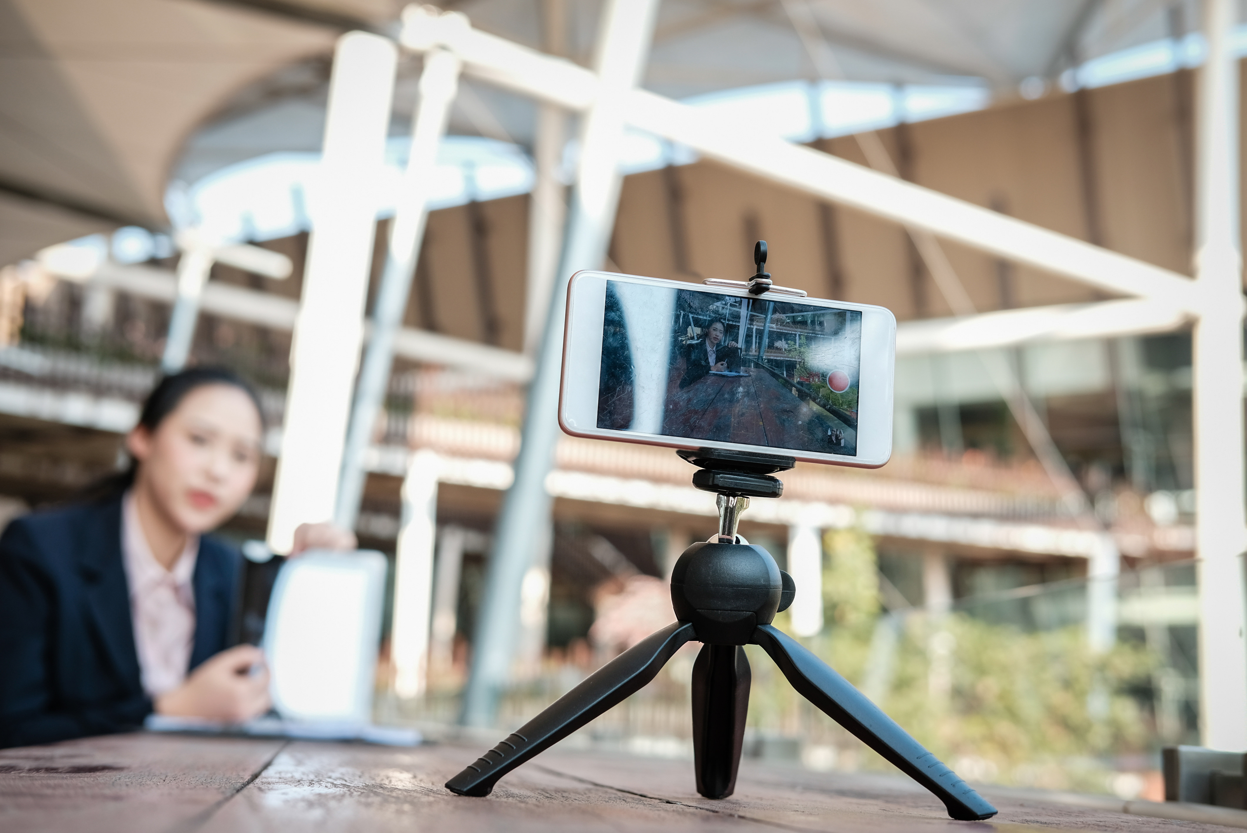 中國發改委的擬定的《市場准入負面清單（2021年版）》，包括「非公有資本」不得違規開展新聞傳媒相關業務包含直播的規定。（東方IC）