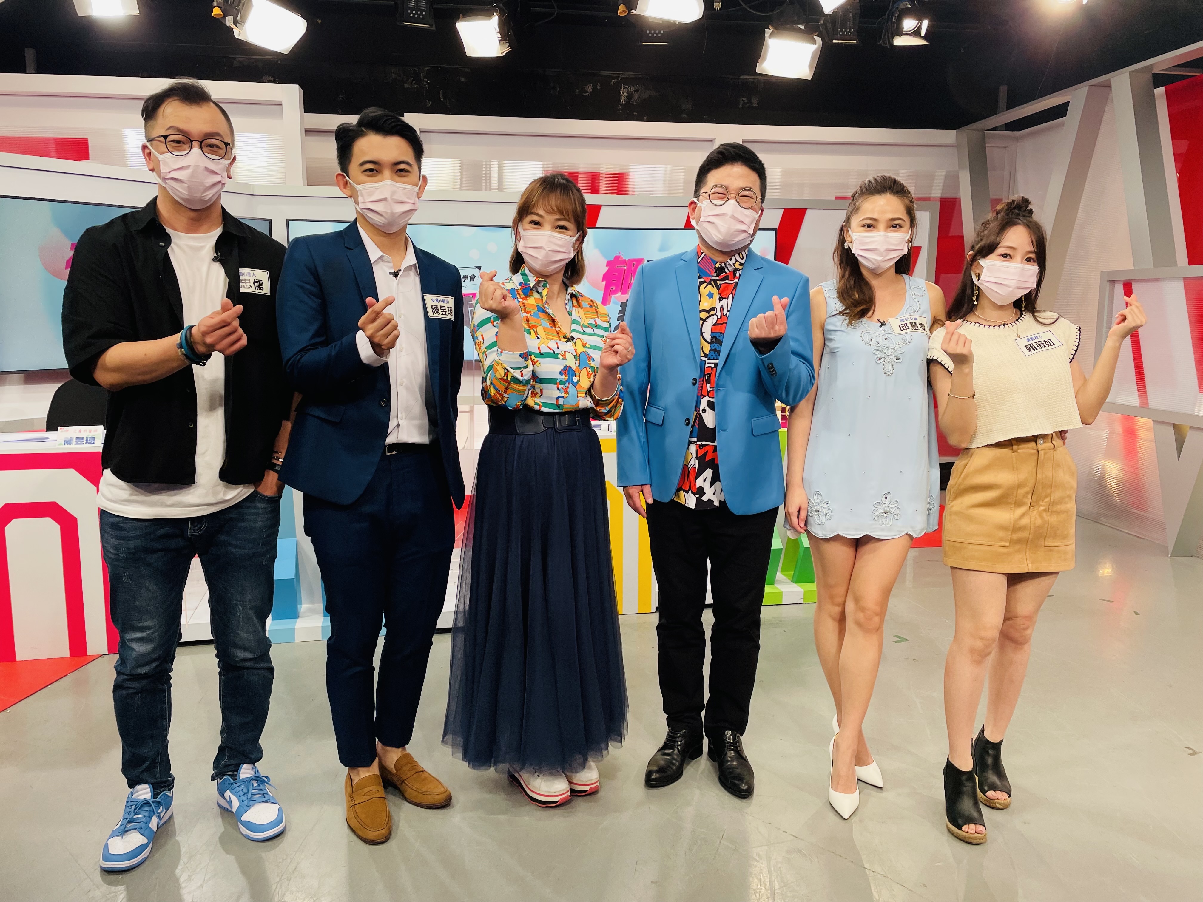 睡眠專家李忠儒、皮膚科醫師陳昱璁、郁方及廖慶學,女星賴薇如、邱慧雯一同錄影節目《郁見新同學》,各人分享失眠的痛苦。(完美國際提供)