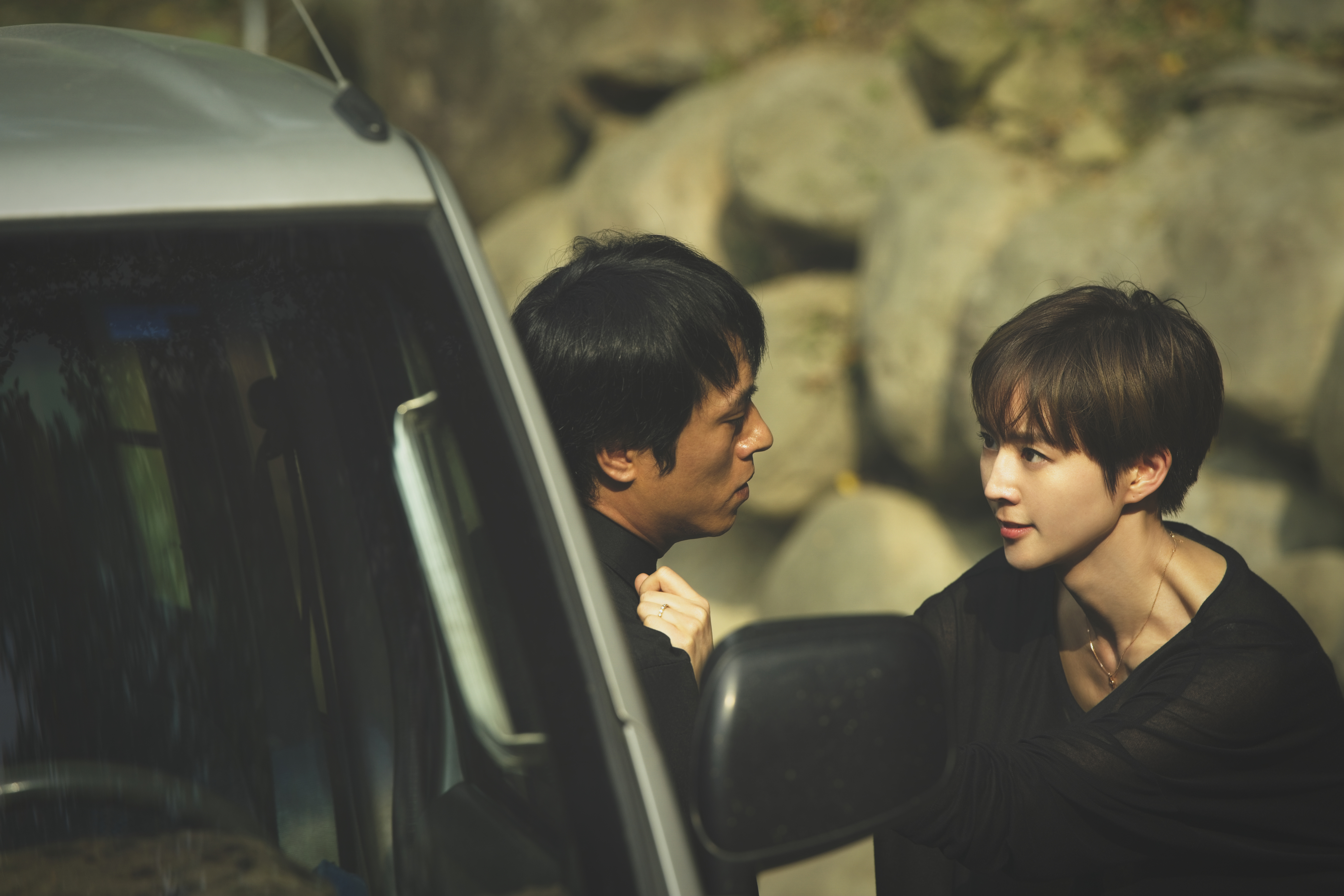 張鈞甯（右）為了姐姐徐若瑄失足墜樓住院，氣得去找莊凱勛（左）算帳，狠甩他巴掌。（HBO GO提供）