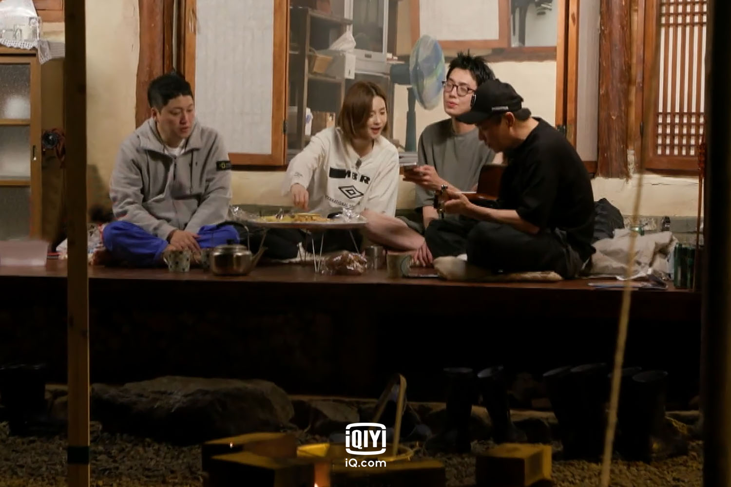 《機智的山村生活》由「機智5人幫」演員群一起出演，在戲劇殺青後來場療癒之旅。（愛奇藝國際站提供）