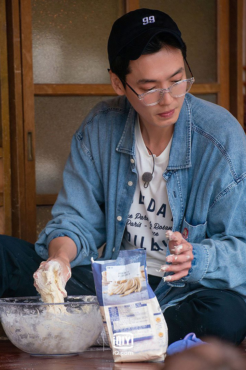 鄭敬淏揉麵糊卻將身上沾得全是麵粉，手忙腳亂的樣子很有趣。（愛奇藝國際站提供）