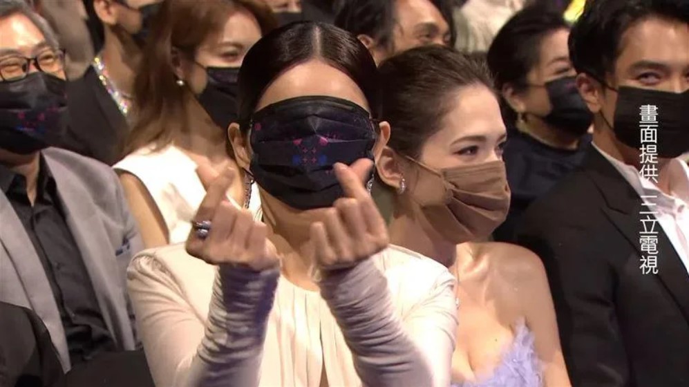 Ella面對阿Ken在台上開口借錢，直接把口罩罩住整張臉來表達拒絕。（翻攝自三立電視畫面）