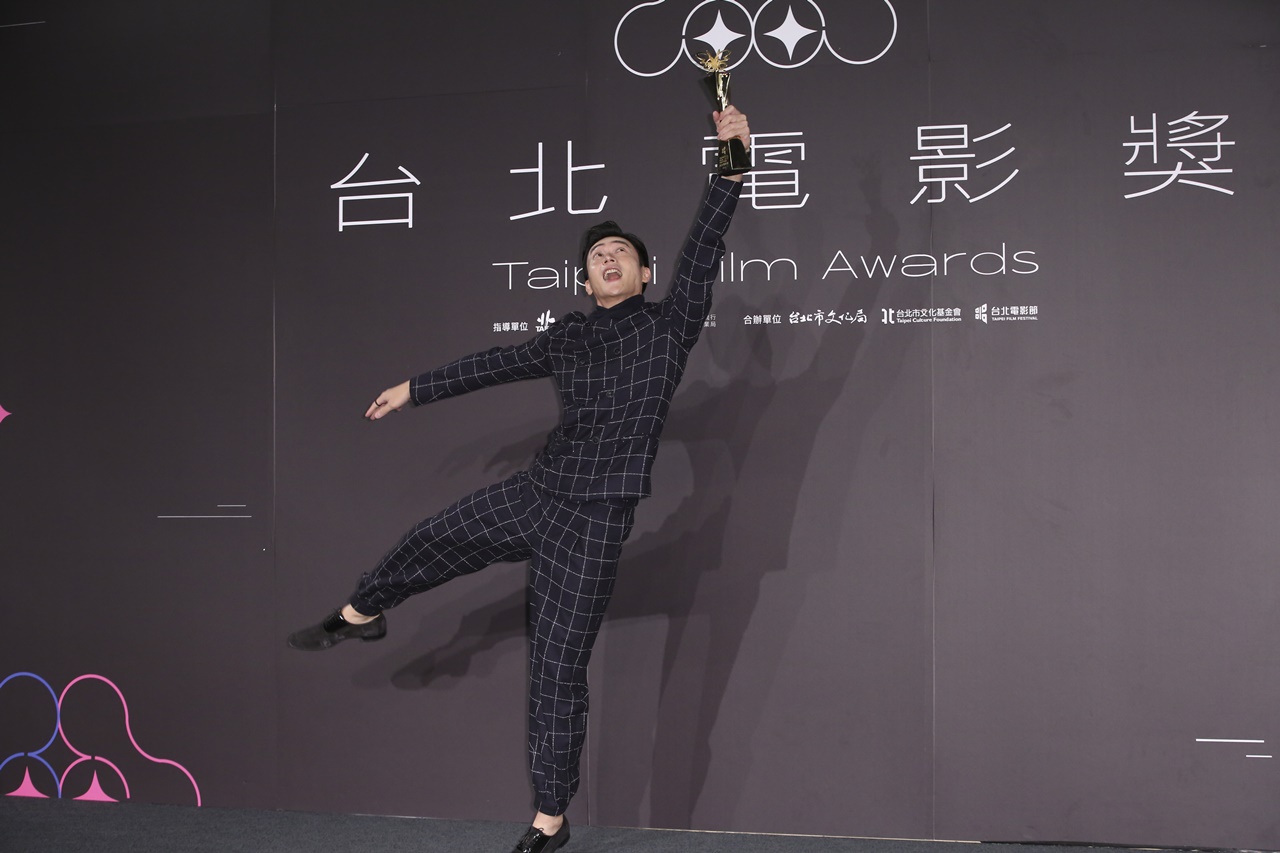 劉冠廷首度獲得台北電影獎的男配角獎，開心地跳起來。