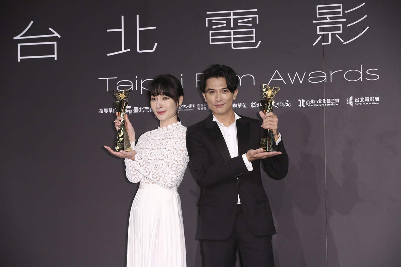 邱澤（右）、陽靚（左）成為第23屆台北電影獎影帝與影后，讓阿成意外與大嫂同框。