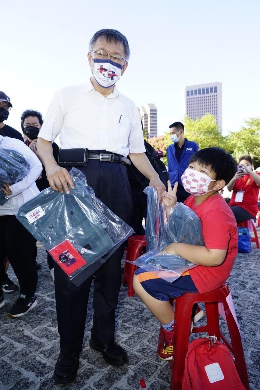 柯文哲上午7時出席北市府的升旗活動，發送國慶嗡嗡包。（北市府提供）