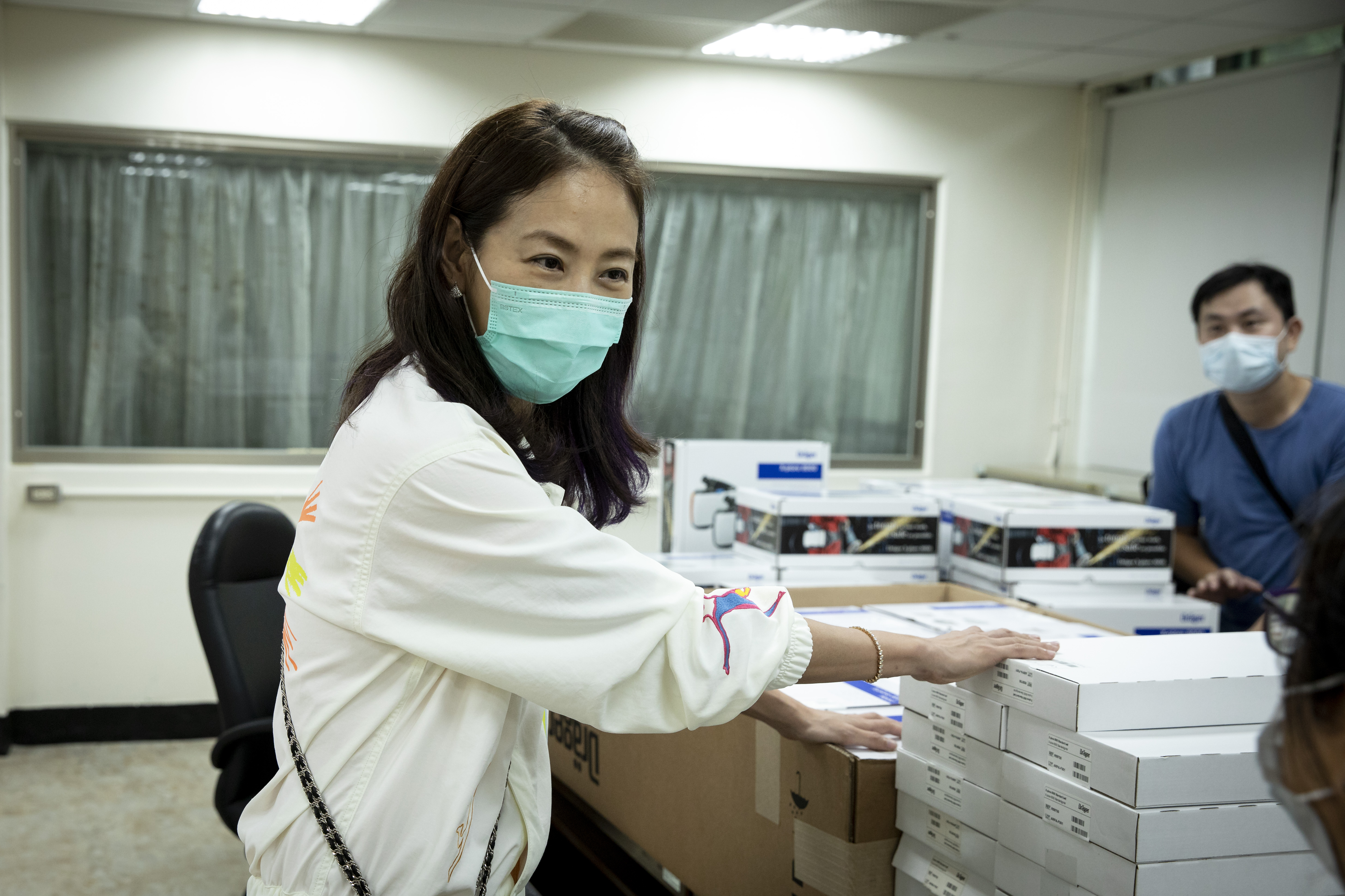 賈永婕親自送募來醫療設備到各大醫院，被網友大讚是「抗疫女神」。（本刊資料照）