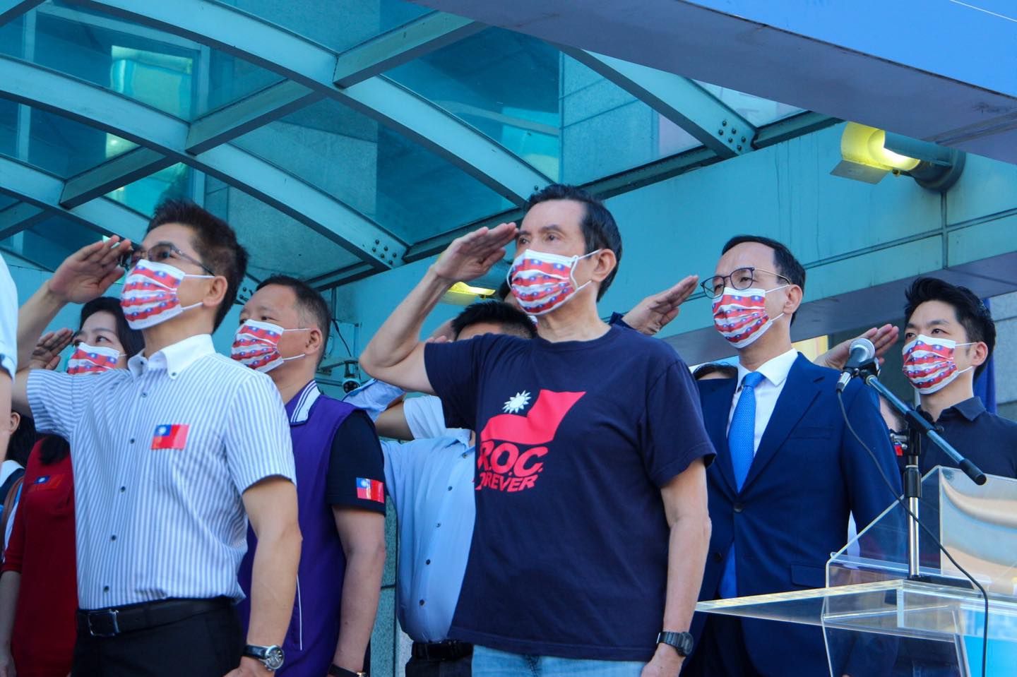 前總統馬英九（中）今日出席國民黨國慶升旗活動，致詞時大嗆總統蔡英文「討厭中華民國何不辭職」。（翻攝自馬英九臉書）