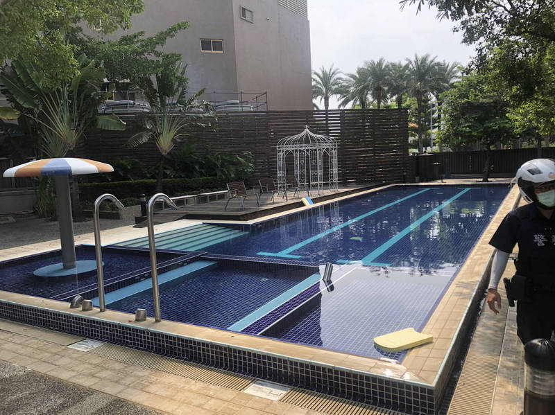 台中福華飯店泳池今天上午發生男童觸電意外事故，救生員將孩子拉上岸，也遭電流灼傷。（讀者提供）