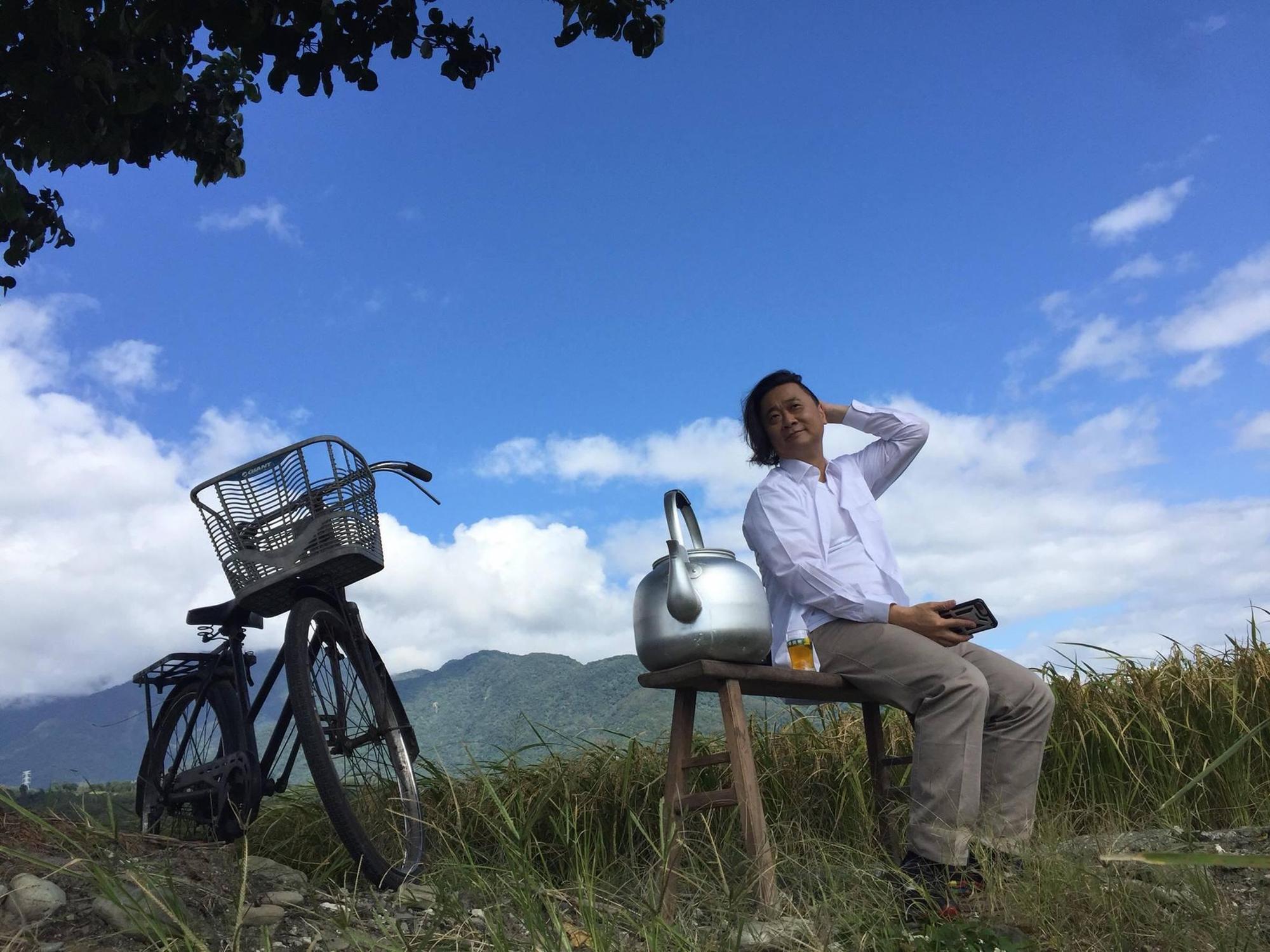 今是國慶日，資深藝人邰智源就在社群軟體上發文大方祝賀，讓大批網友狂讚他是真男人。（翻攝自邰智源臉書）