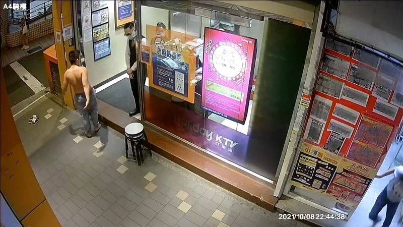 江姓少年酒後要進去KTV遭拒，赤裸上身拿椅子意圖砸店。（讀者提供）