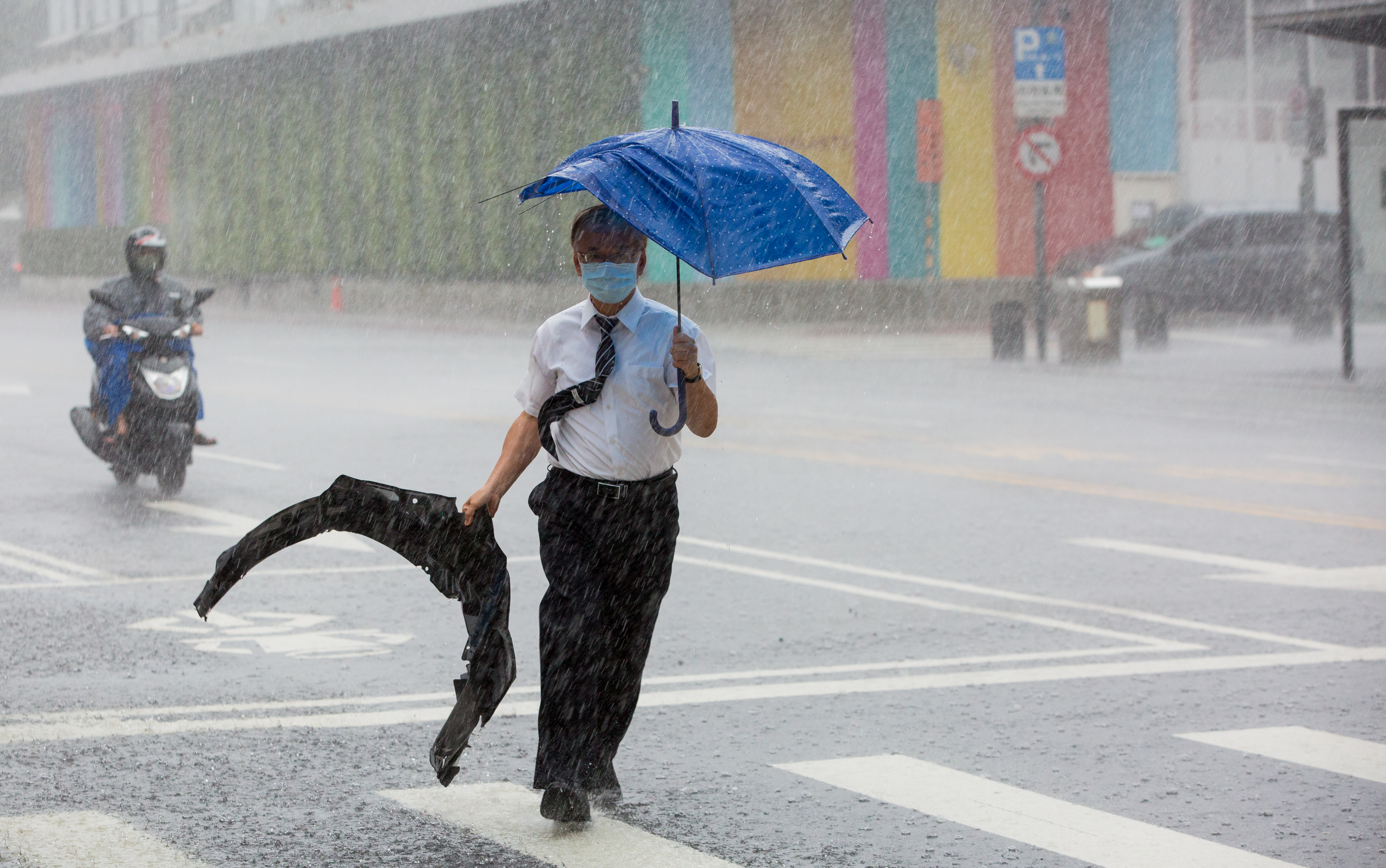 受到「圓規」颱風外圍環流影響，台灣多個縣市出現豪雨、大雨。