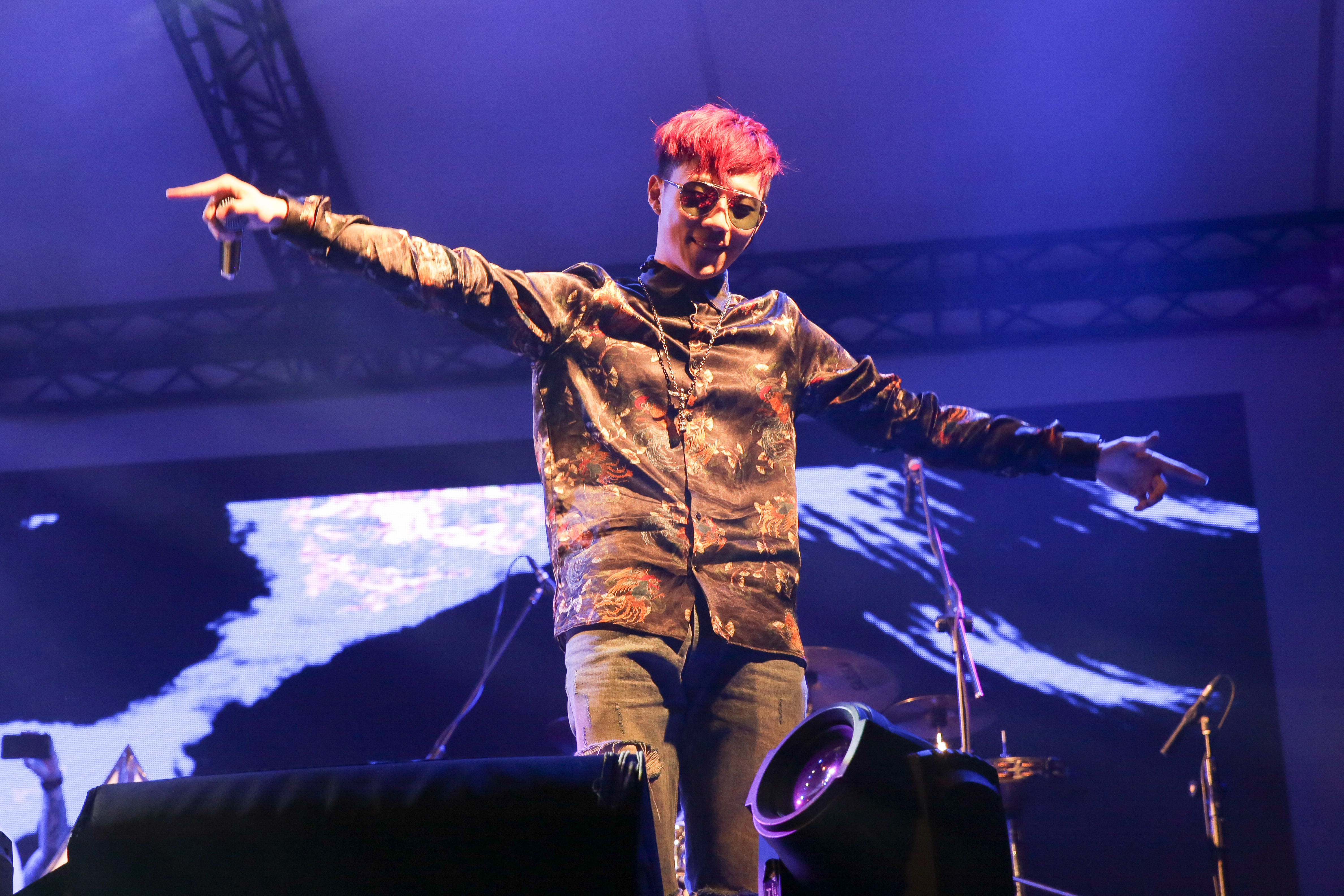 ØZI遭鄰居指控半夜放音樂喧嘩，經紀人對此作出回應。