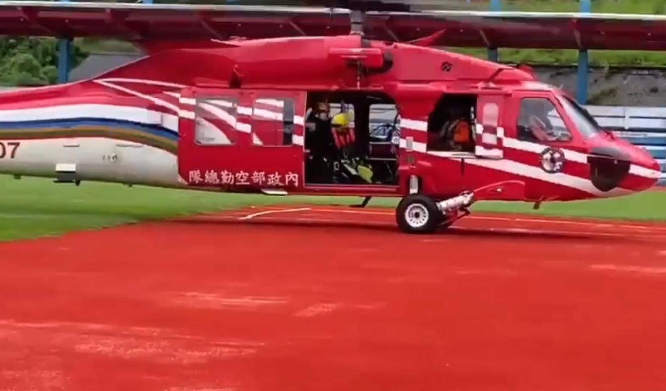空勤總隊出動直升機,成功救援受困南澳海蝕洞的16位民眾。(翻攝自消防署臉書)