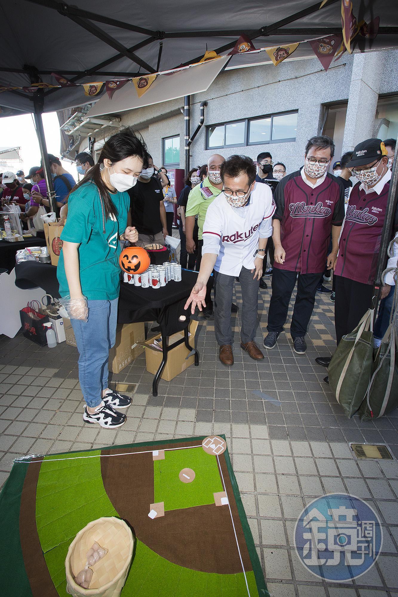 日本旅遊攤位舉辦多種互動遊戲，讓每個民眾都能滿載而歸。