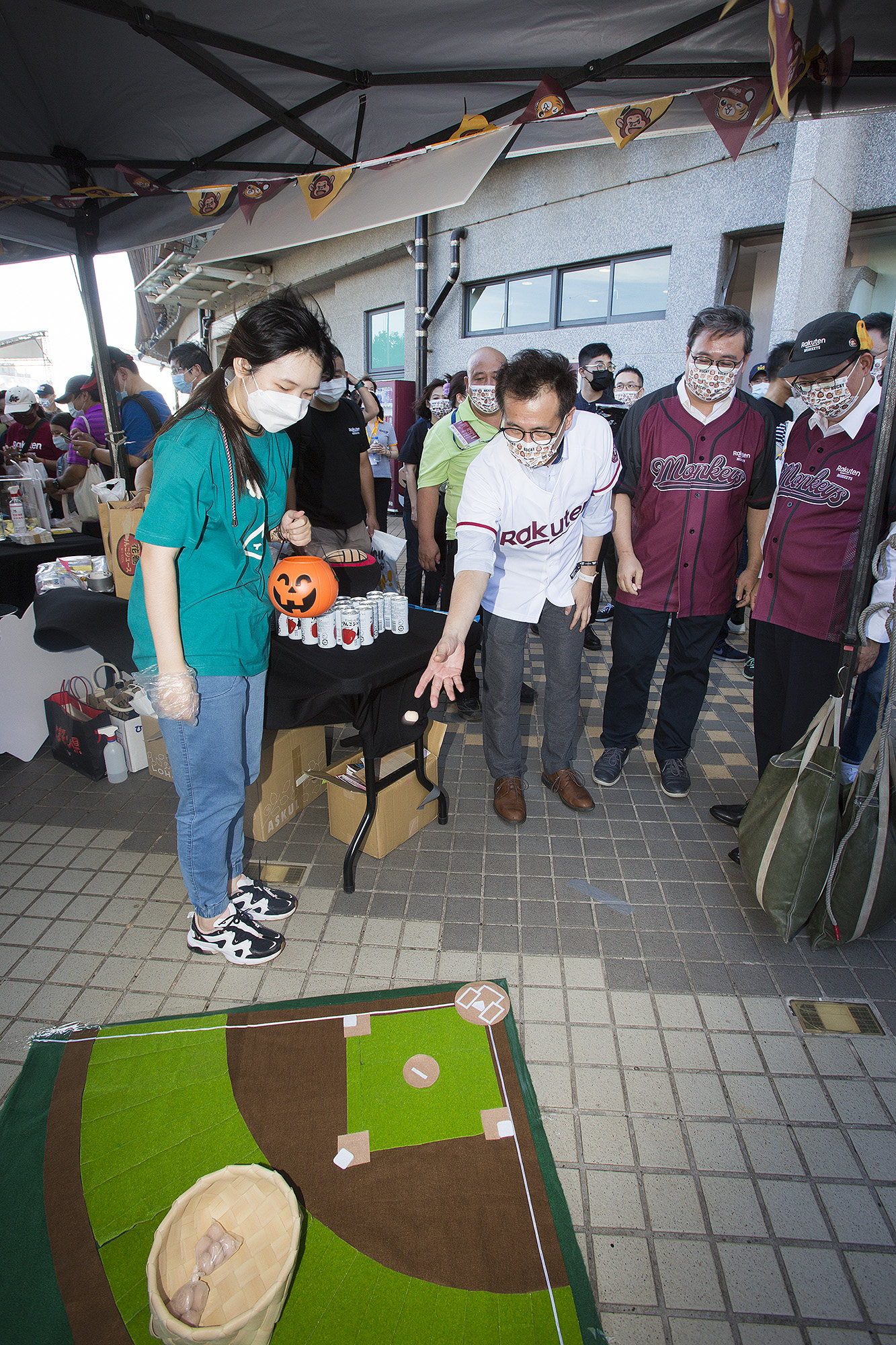 日本旅遊攤位舉辦多種互動遊戲，讓每個民眾都能滿載而歸。