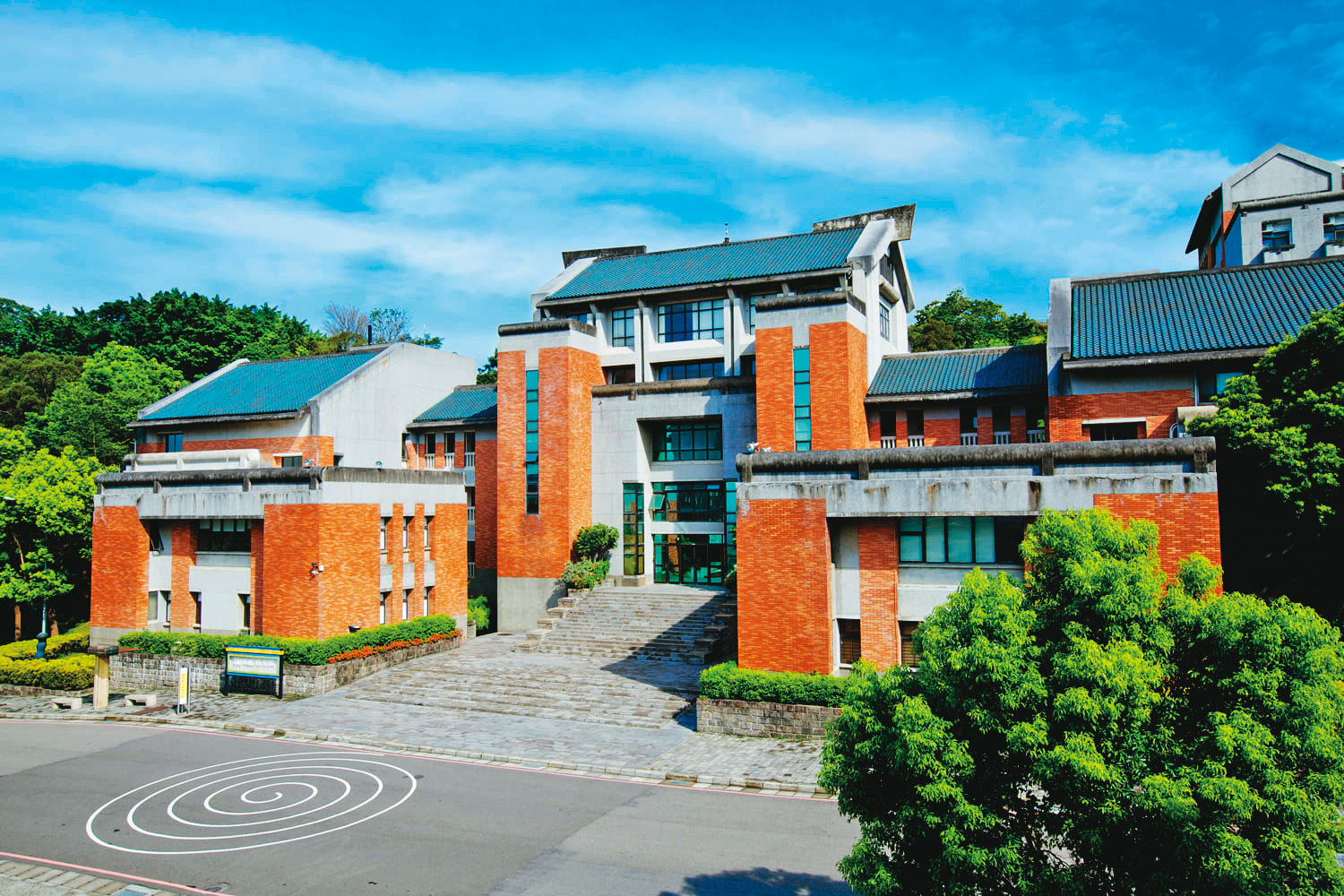 黃建宏身兼國立台北藝術大學（圖）藝術跨域研究所所長。（翻攝北藝大臉書）