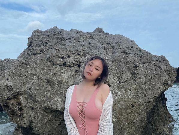 開水小姐的美胸從泳衣露出來。(翻攝自開水小姐IG)