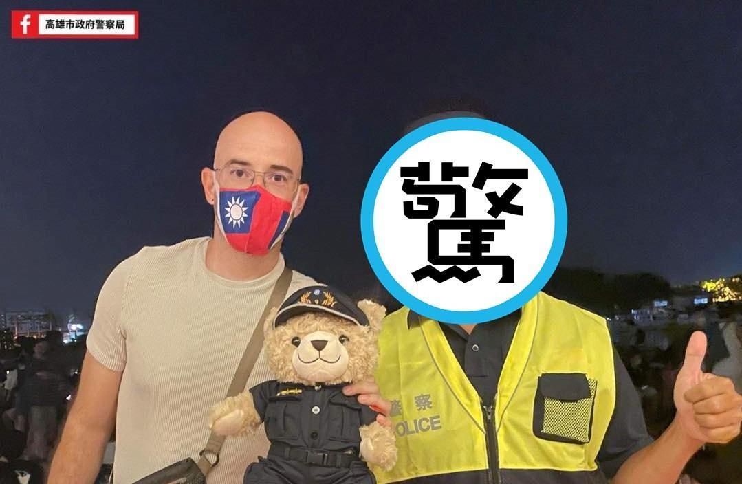 與吳鳳合照的高雄警察撞臉吳宗憲。（翻攝高雄市政府警察局臉書）