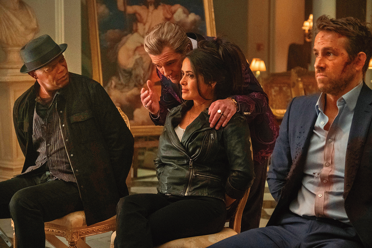 想退休的保鑣再度出馬營救黑道老大，劇本從兩人的嘴砲進階到三人嘴賤拋接，娛樂性無可置疑。（海樂提供）