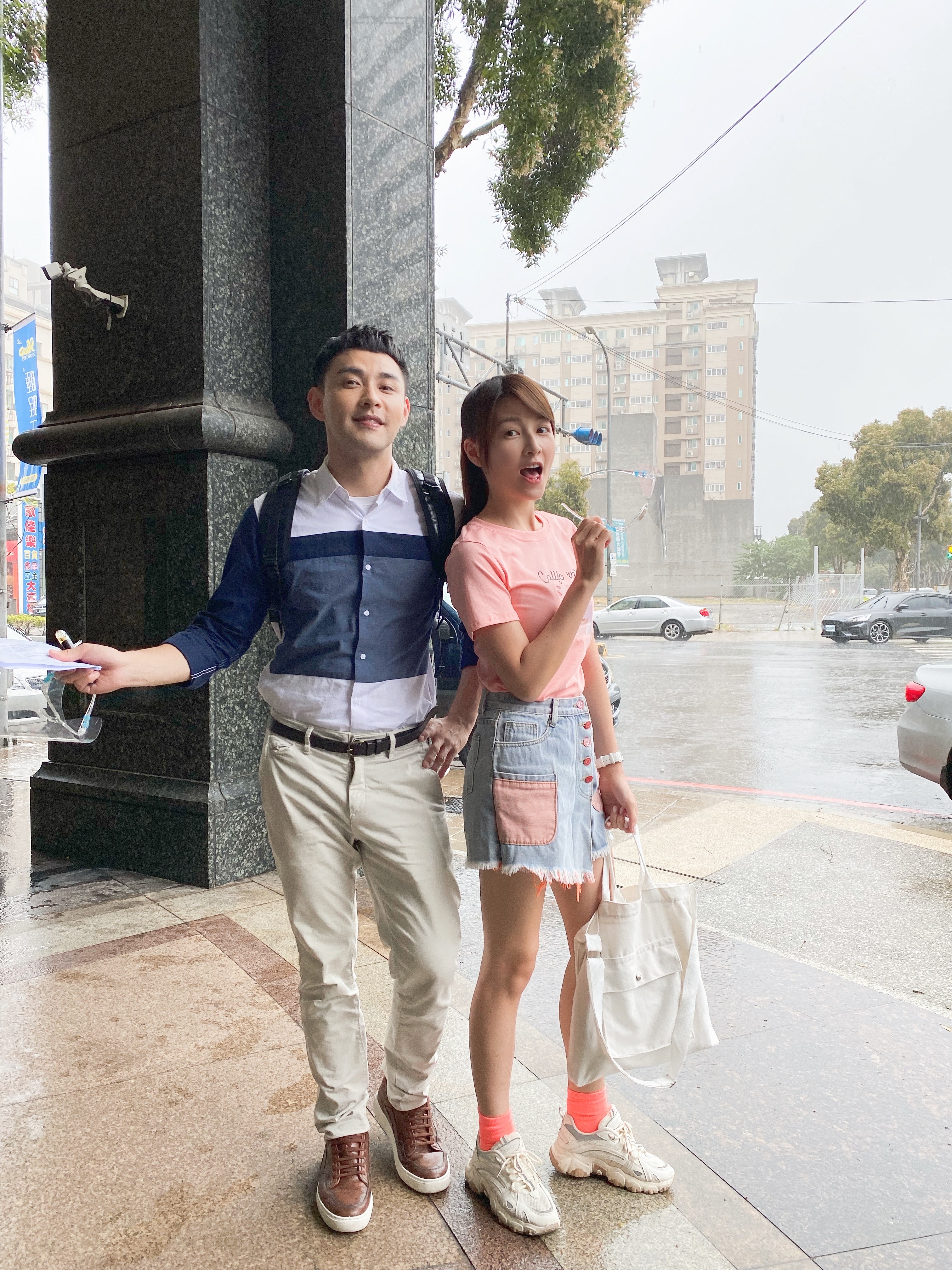 女星謝京穎跟潘柏希一早為民視八點檔《黃金歲月》冒著颱風天出外景。（民視提供）