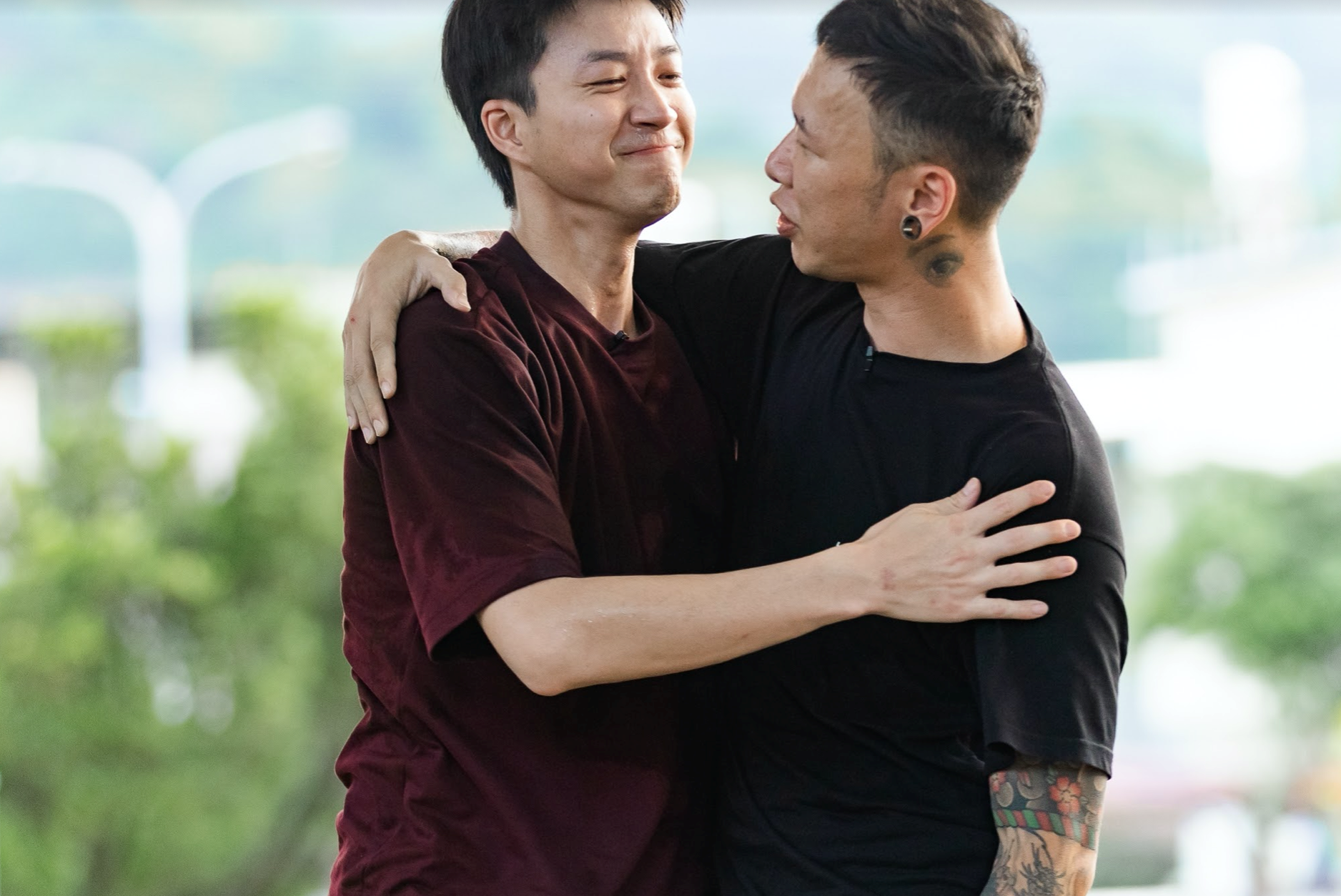 得知小時候的江宏傑(左)除了練球沒其他童年時光,小春(右)拍背擁抱鼓勵。(圖/台視、好看娛樂提供)