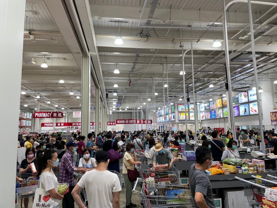 收假日民眾擠爆好市多。（翻攝Costco好市多 商品經驗老實說臉書）