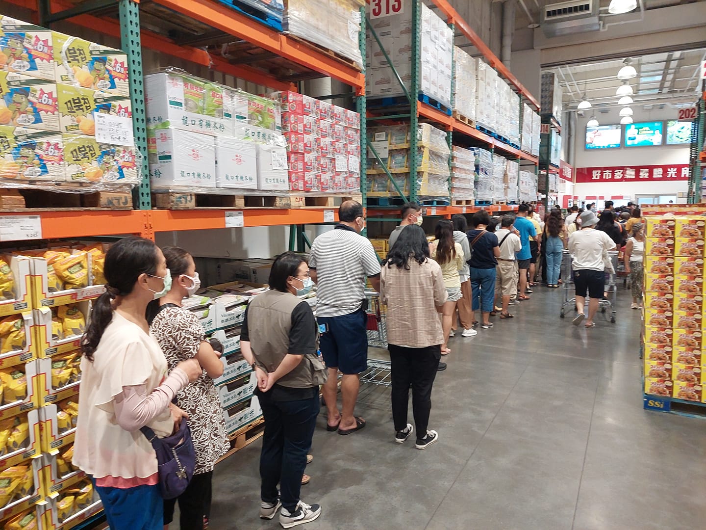 好市多嘉義店一早也出現排隊人龍。(翻攝Costco好市多 商品經驗老實說臉書)