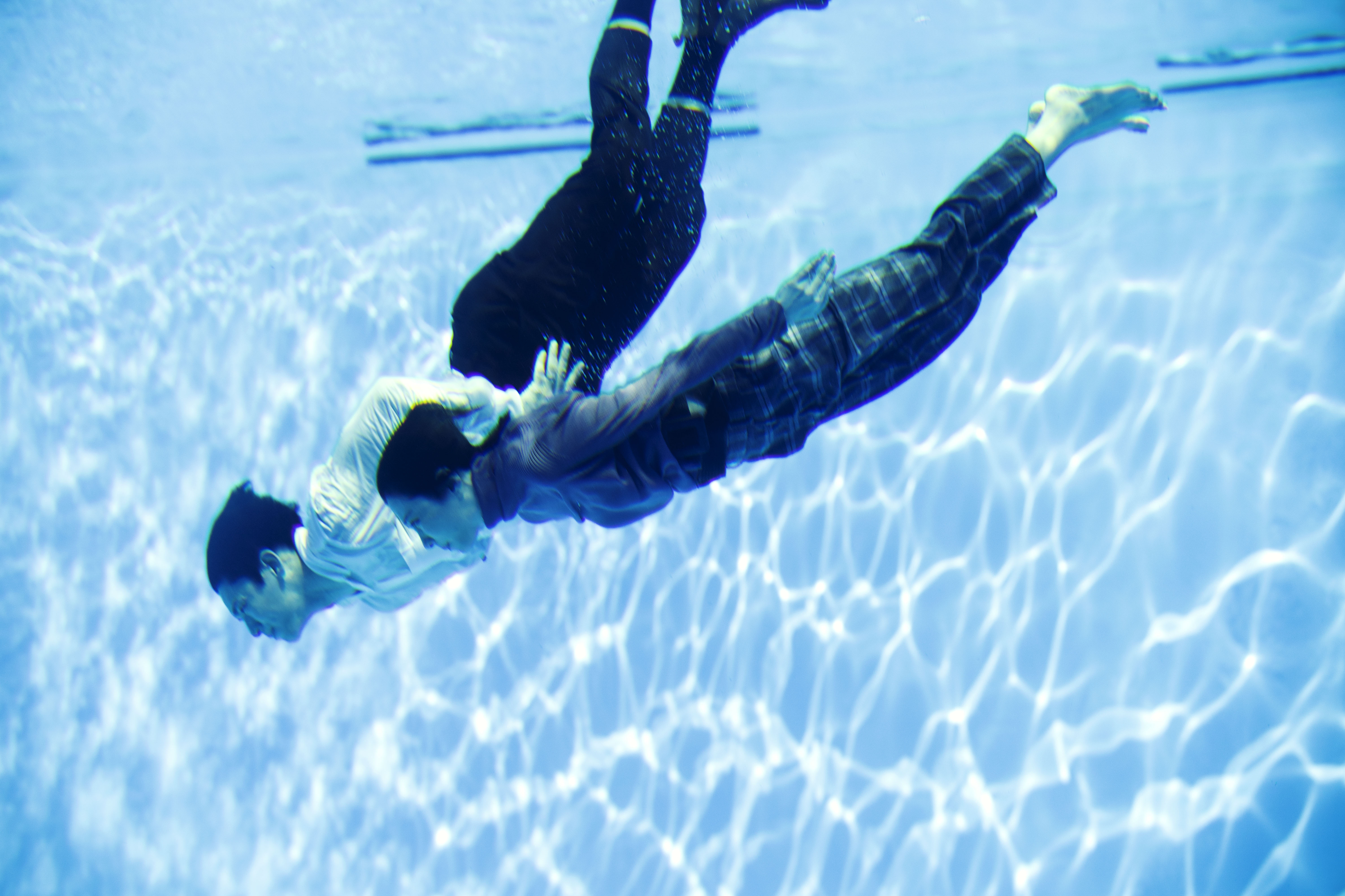 邵雨薇與林柏宏為了影集《2049》拍攝落水戲份。（瀚草影視提供）