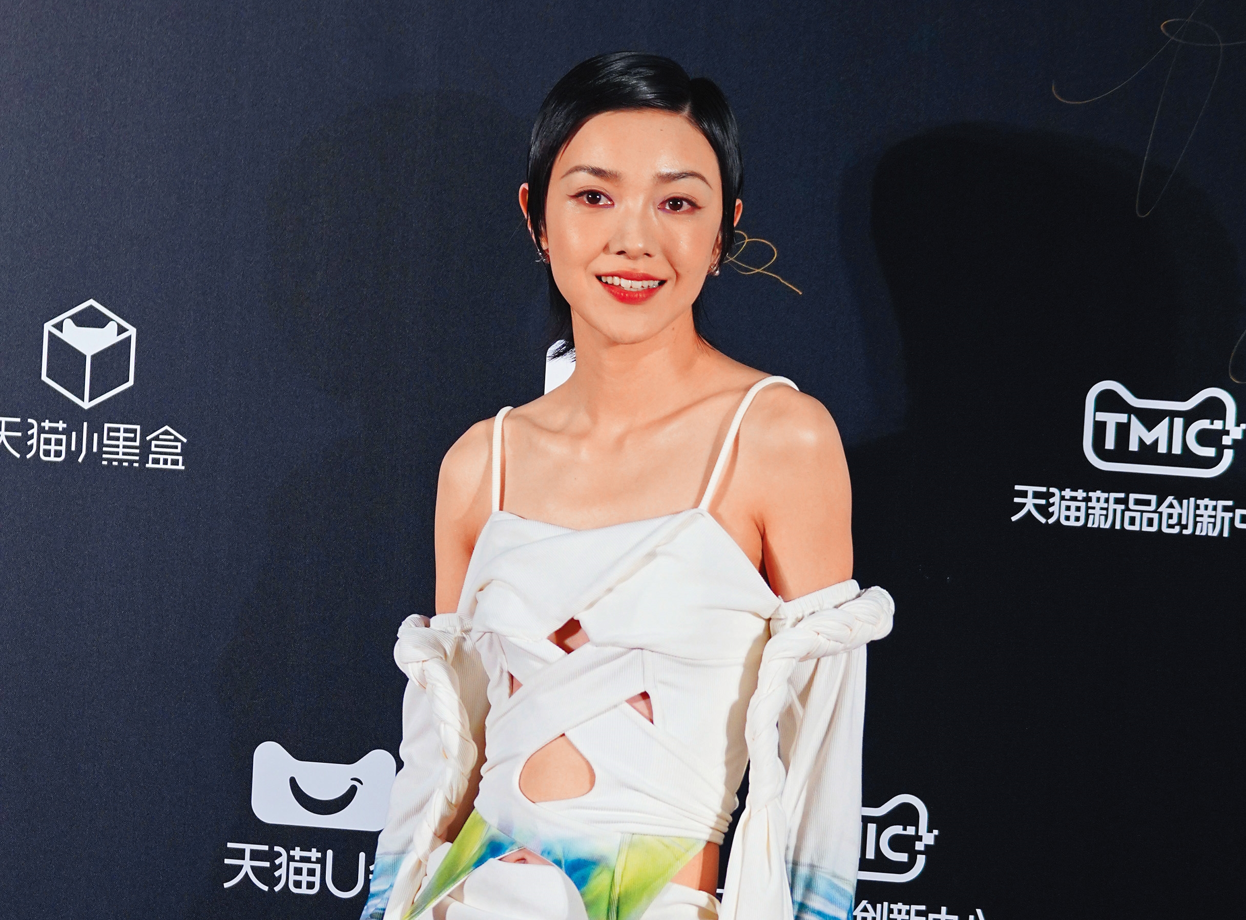 郭采潔長期在大陸發展,日前一身解構式裙裝出席當地活動。(東方IC)