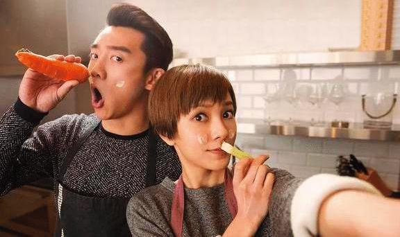 郭采潔（右）和鄭愷在電影《我的第一任》合作，演出積極追愛的女子。