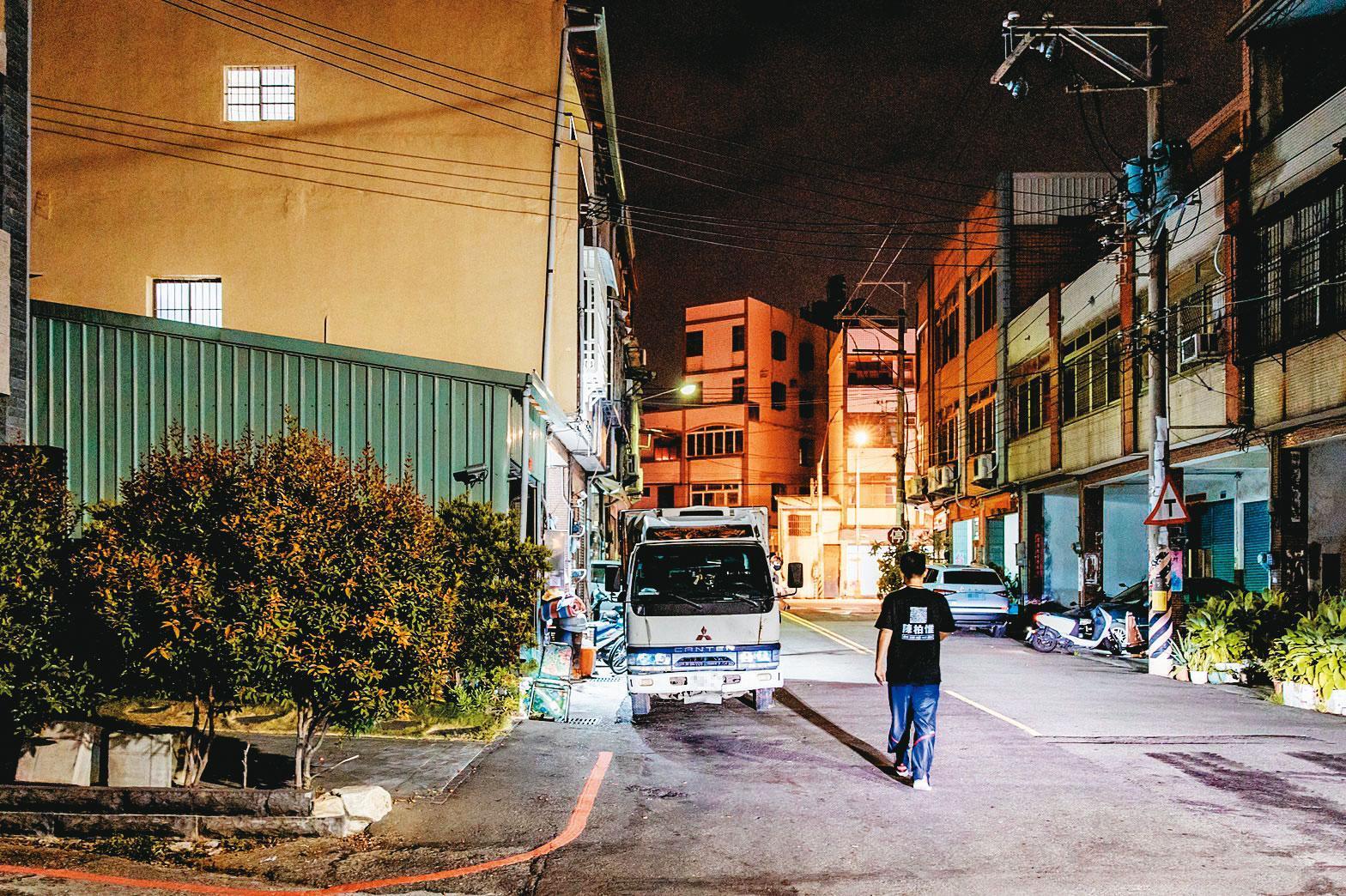 反制罷免,陳柏惟批國民黨幾乎是「全黨打一人」,並訴求將在最後10天用100小時步行走完選區,宣示終結惡罷。(台灣基進提供)