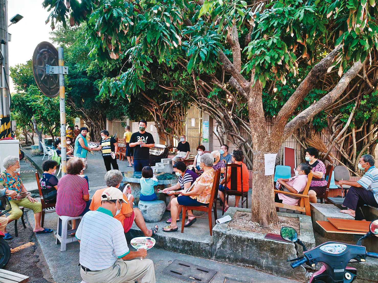 為削弱罷免方的投票率，陳柏惟祭出闢謠消毒戰，直接走入選區與鄉親面對面釋疑、說明政績，希望化解外界謠言。（台灣基進提供）