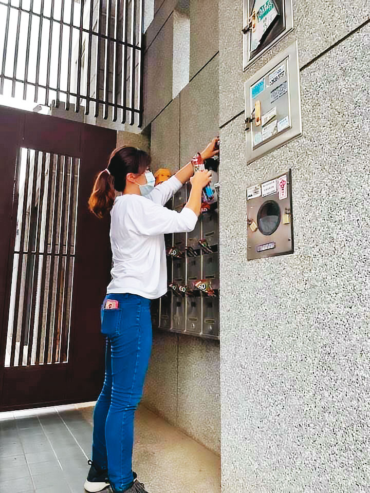 陳柏惟團隊號召志工組「全面消毒大隊」,鎖定顏家大本營等區逐戶拜訪,以家戶信箱遞送闢謠傳單(下圖)給選民。(台灣基進提供)