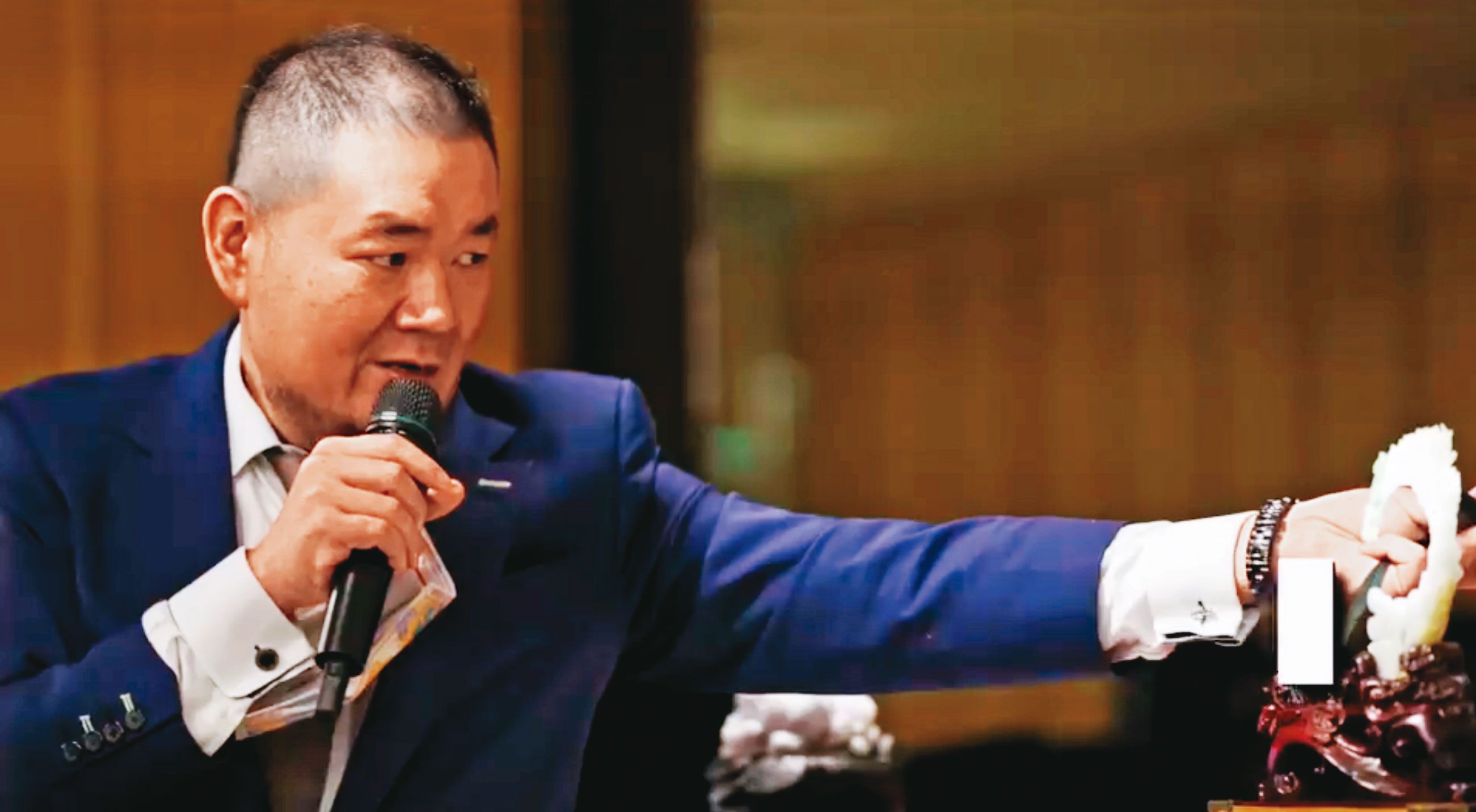 李正邦被拒絕收監後，不僅開直播賣精品，還收取高額費用開設鑑定課程。（翻攝臉書拍賣社團）