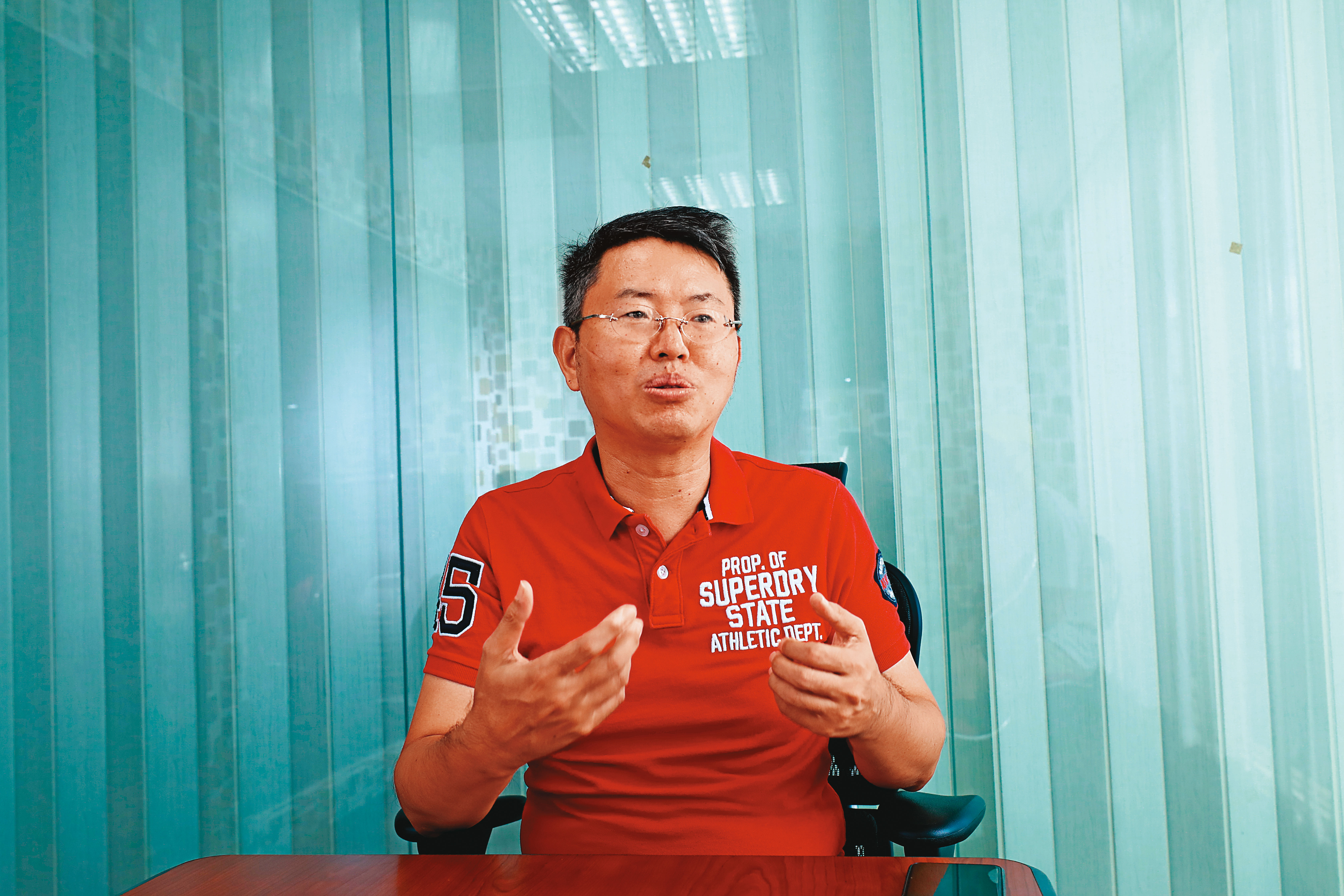 北市議員徐立信（圖）曾接獲李正邦的員工陳情遭苛扣薪資，而要求勞動局前往飯店勞檢，卻被拒於門外。