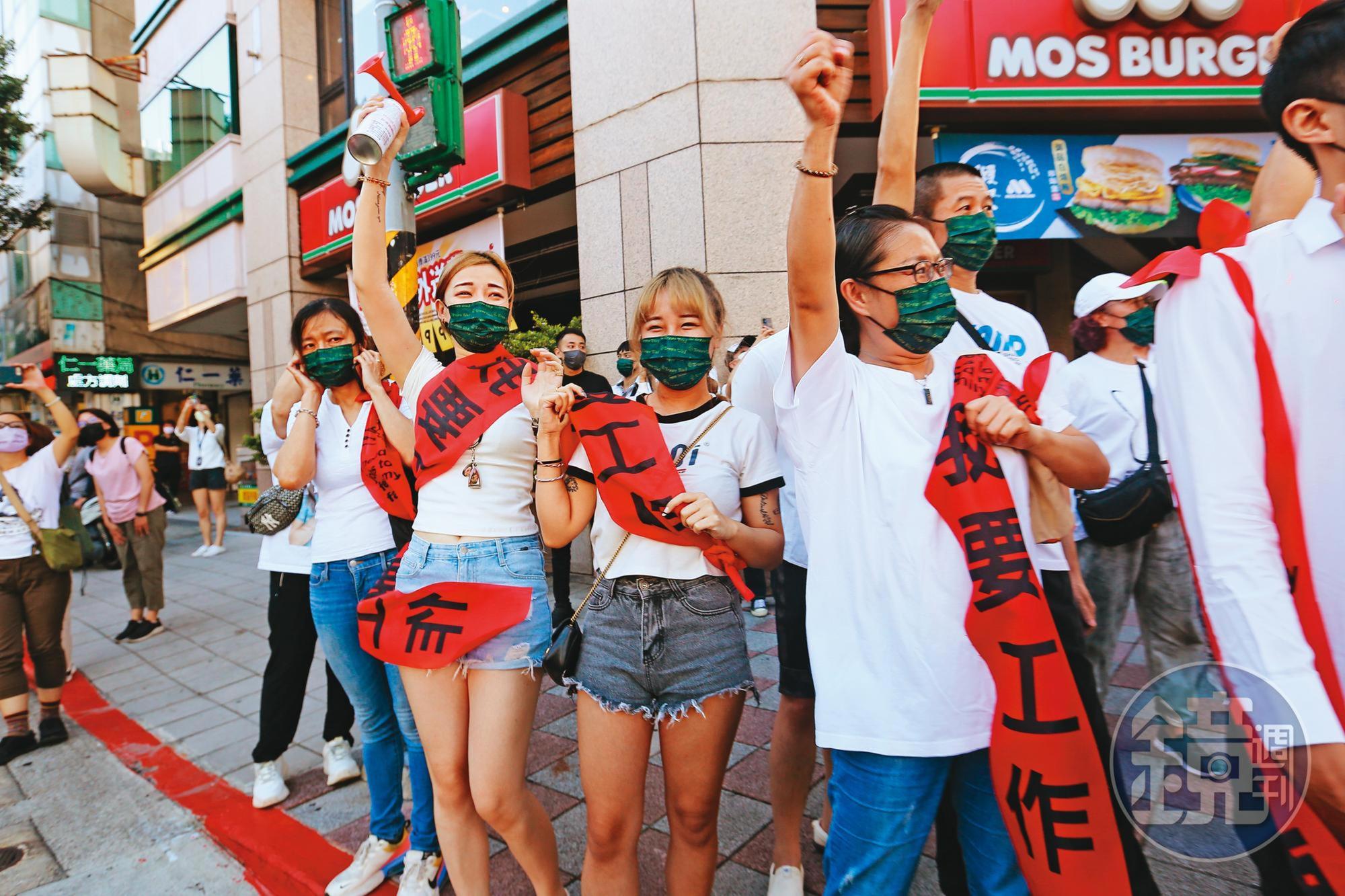 10月6日有上千酒店從業人員走上街頭,捍衛工作權。