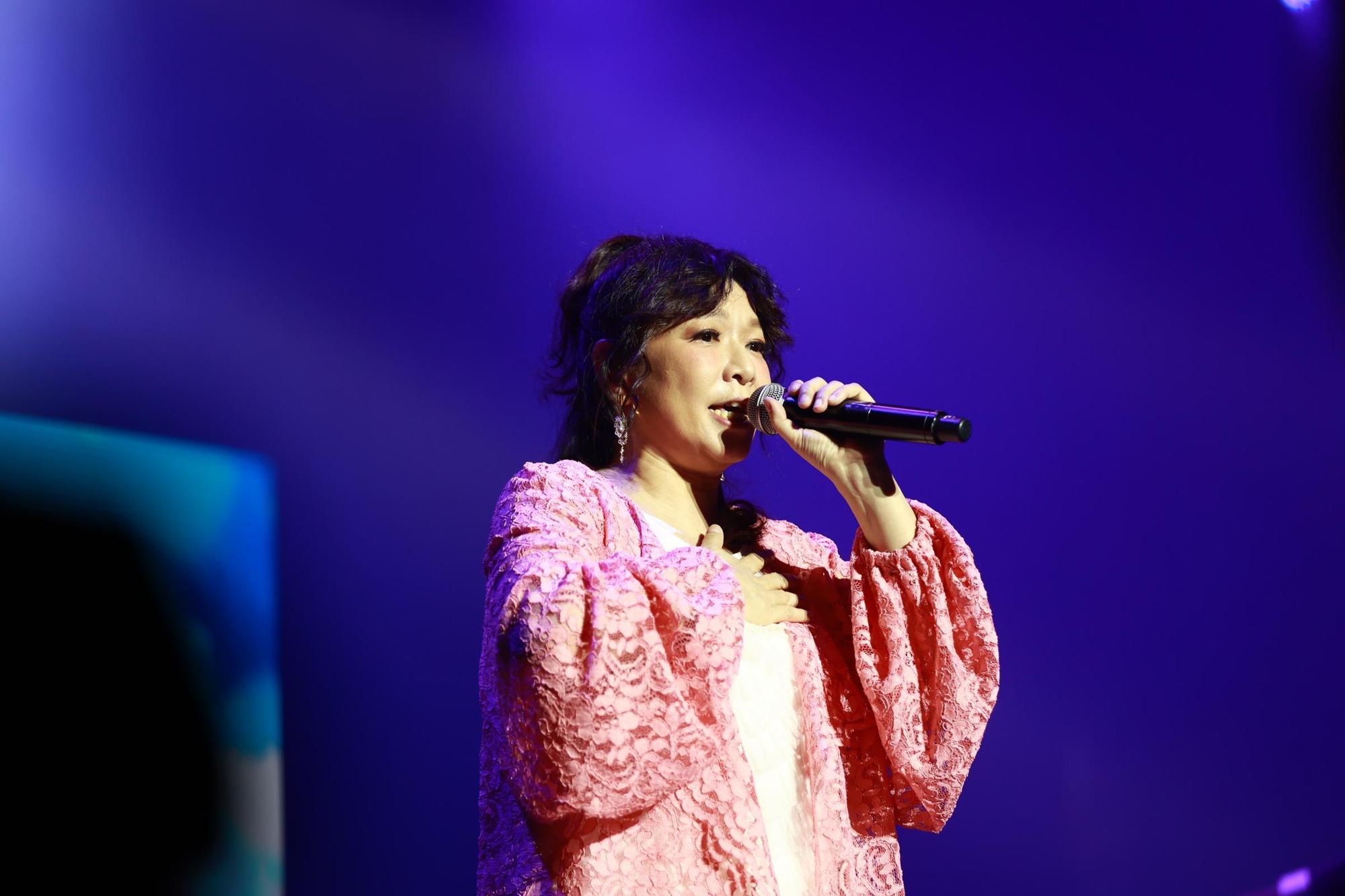 實力派歌后趙詠華在紀念音樂會上獻唱女人心事情歌經典「愛上一個不回家的人」、「放我的真心在你的手心」、「最後一夜」向偶像致敬。(典選音樂提供)