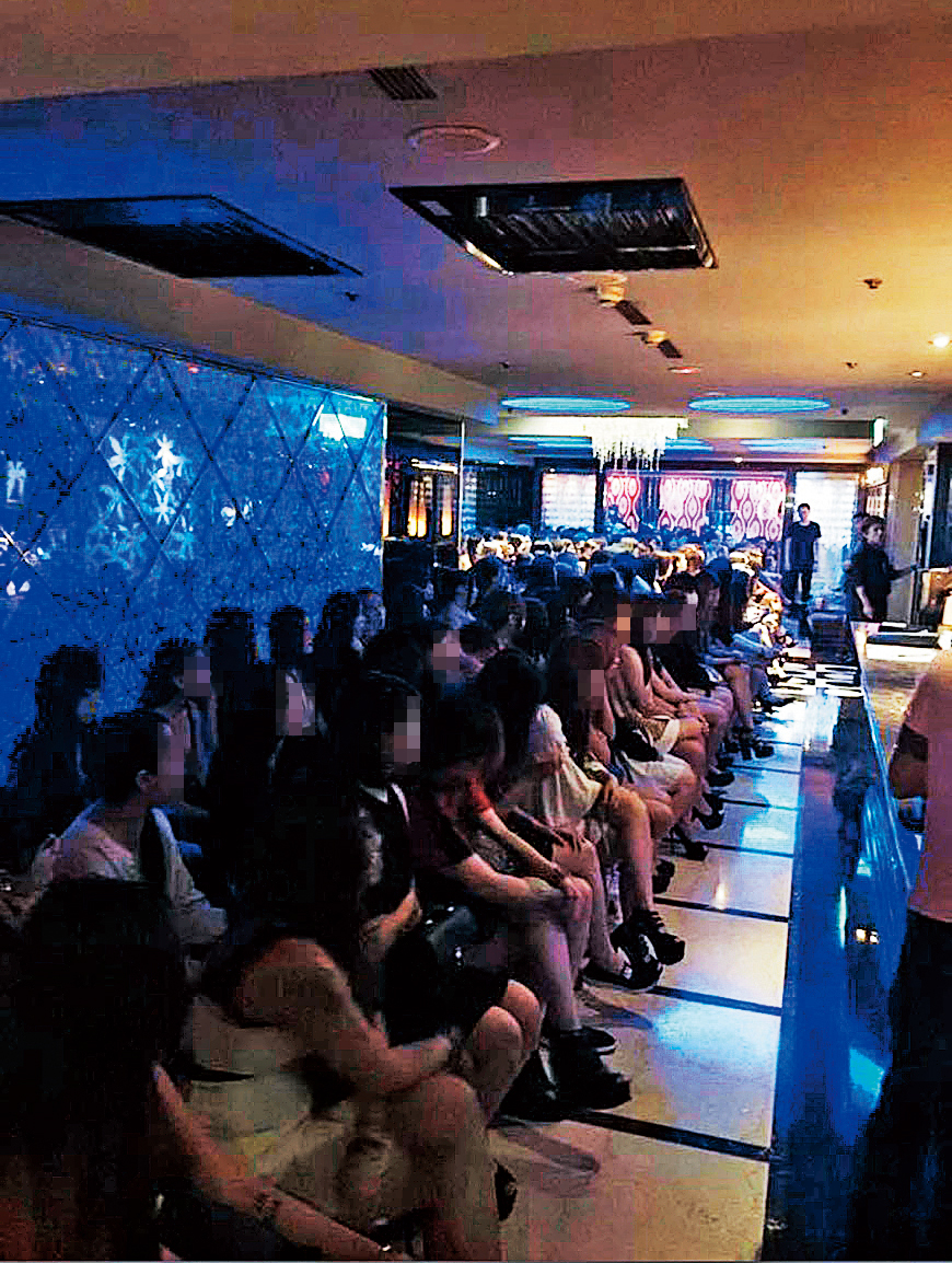 酒店裡每天有一百多個小姐上班，阿太要記住每個人的名字、編號，紀錄坐檯時間。（翻攝臉書）