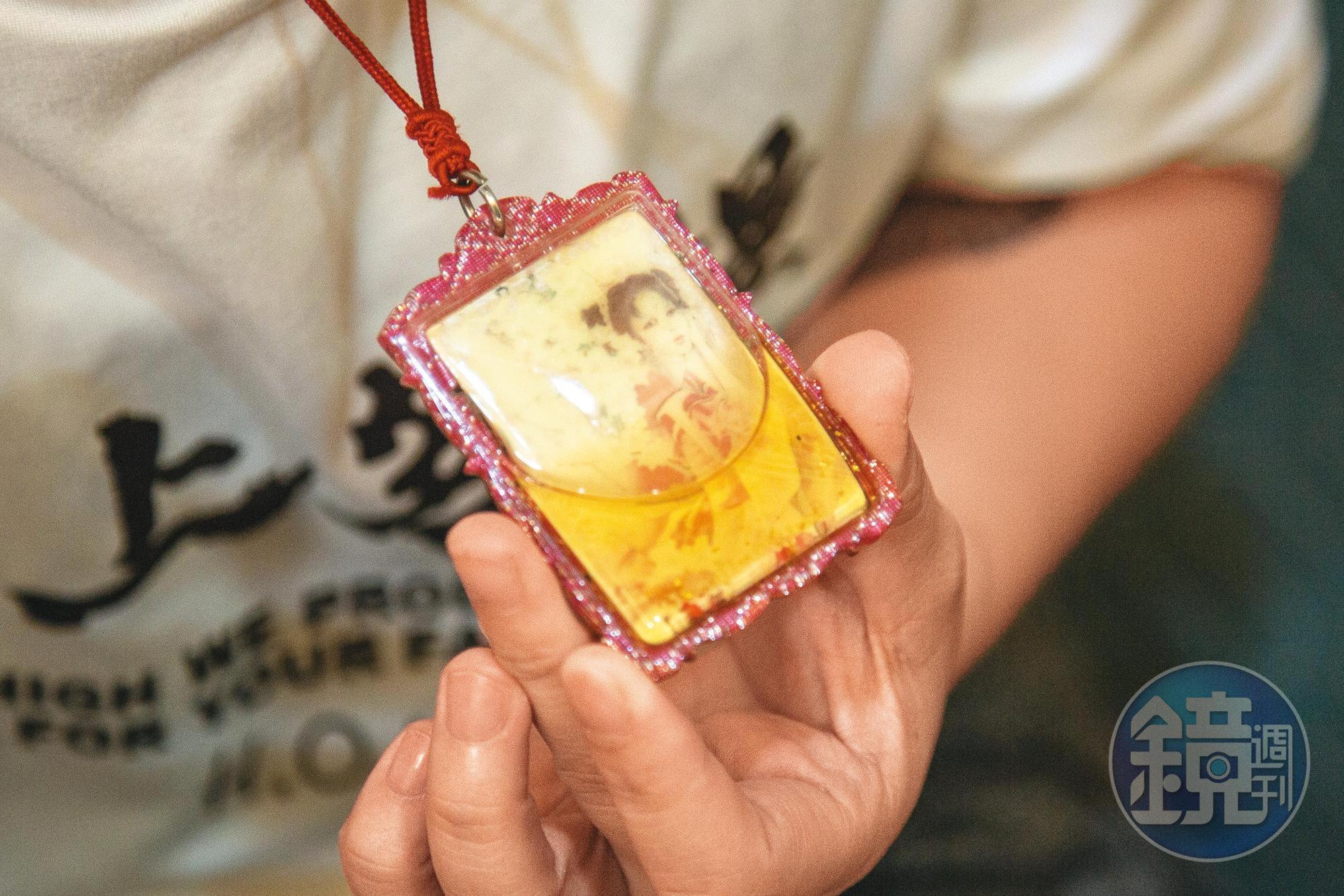 Maple脖子上仍掛著泰國佛牌,她說之前有問佛牌,酒店何時能復業,「祂說愛莫能助。」