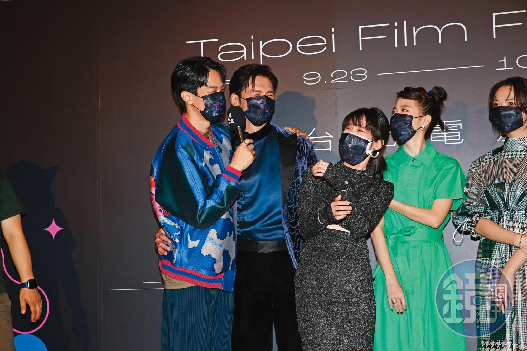 薛仕凌（左起）和溫昇豪親密勾肩搭背，反而女主角連俞涵成了「不被愛的才是第三者」。